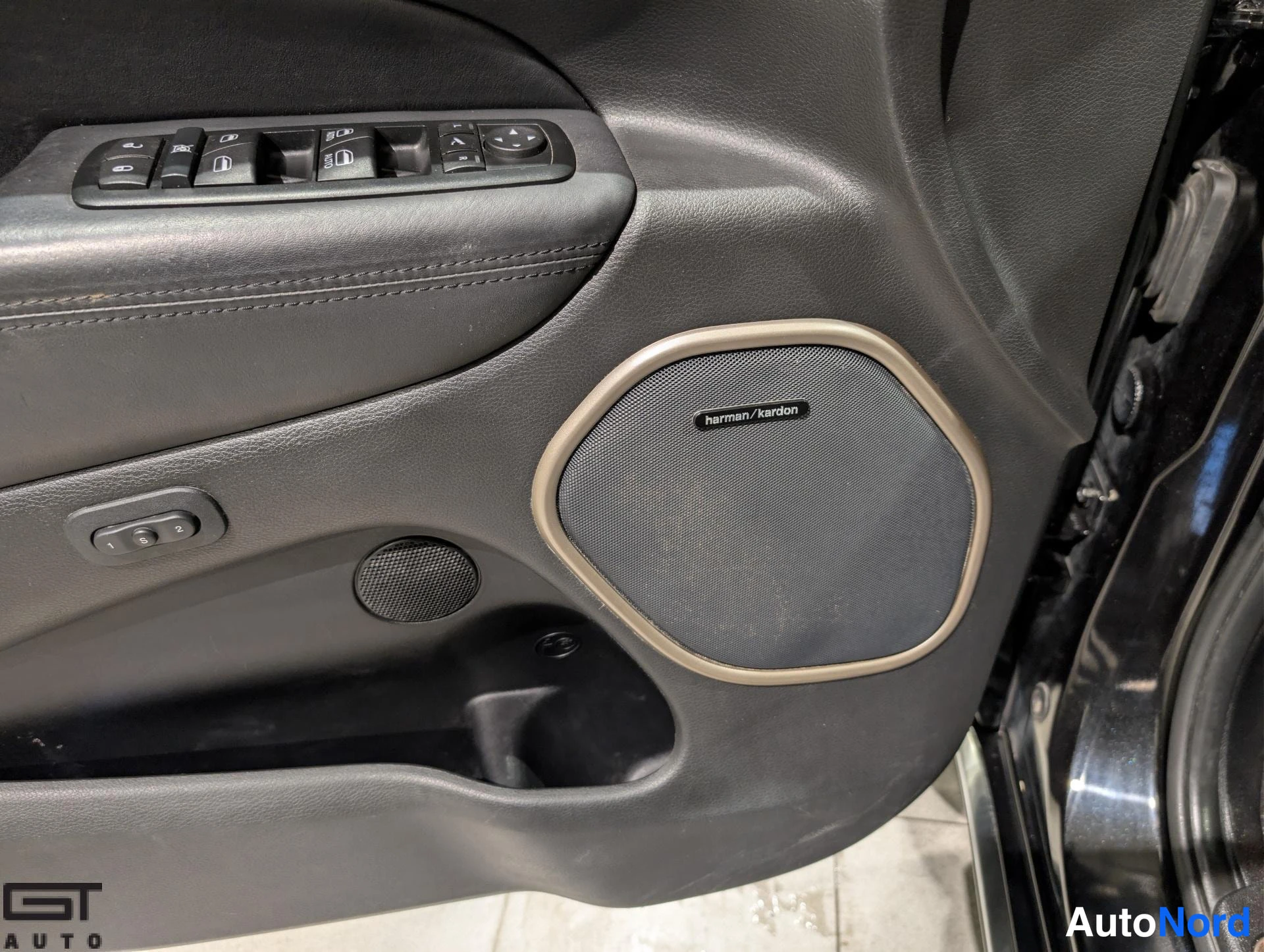 Musta Jeep Grand Cherokee 2015, yksityiskohta, kuva 32