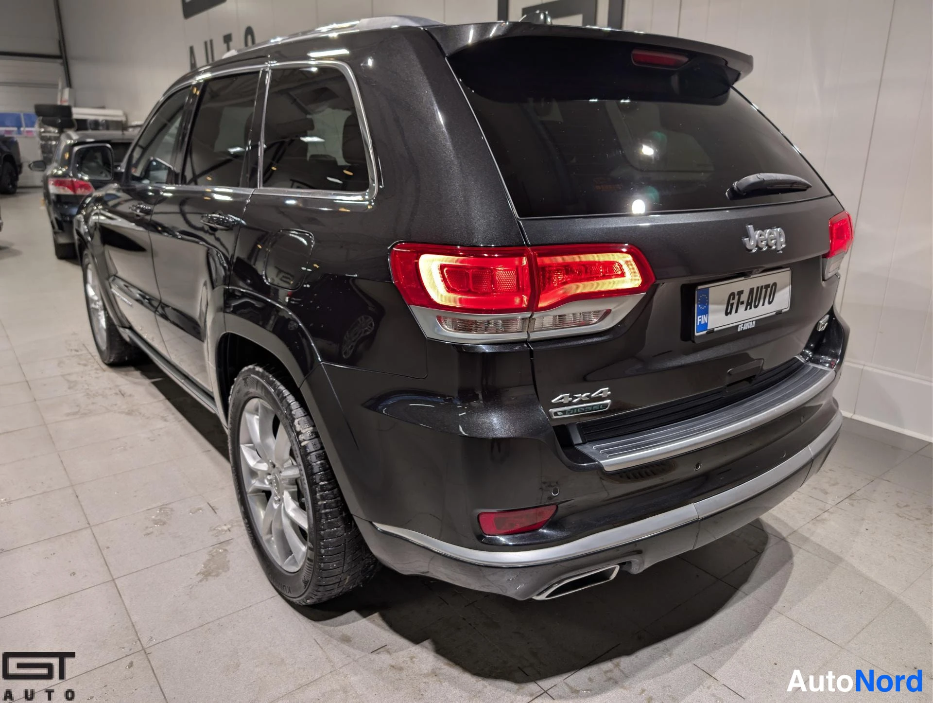 Musta Jeep Grand Cherokee 2015, takaviisto, kuva 7