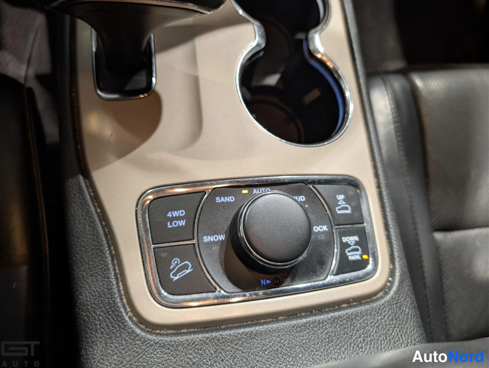 Musta Jeep Grand Cherokee 2015, yksityiskohta, kuva 28