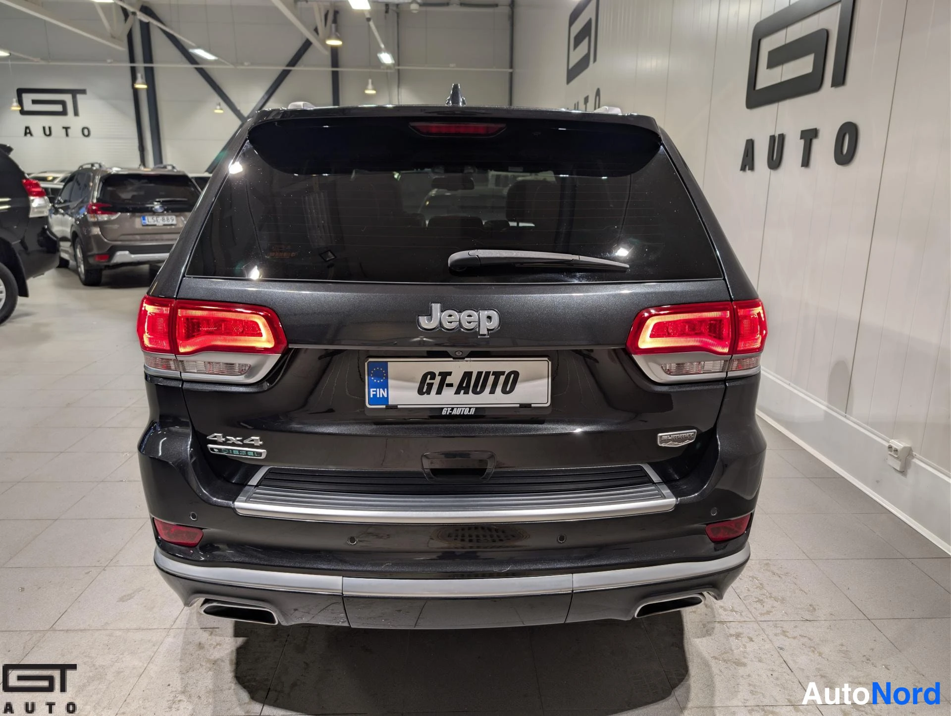 Musta Jeep Grand Cherokee 2015, takaa, kuva 9