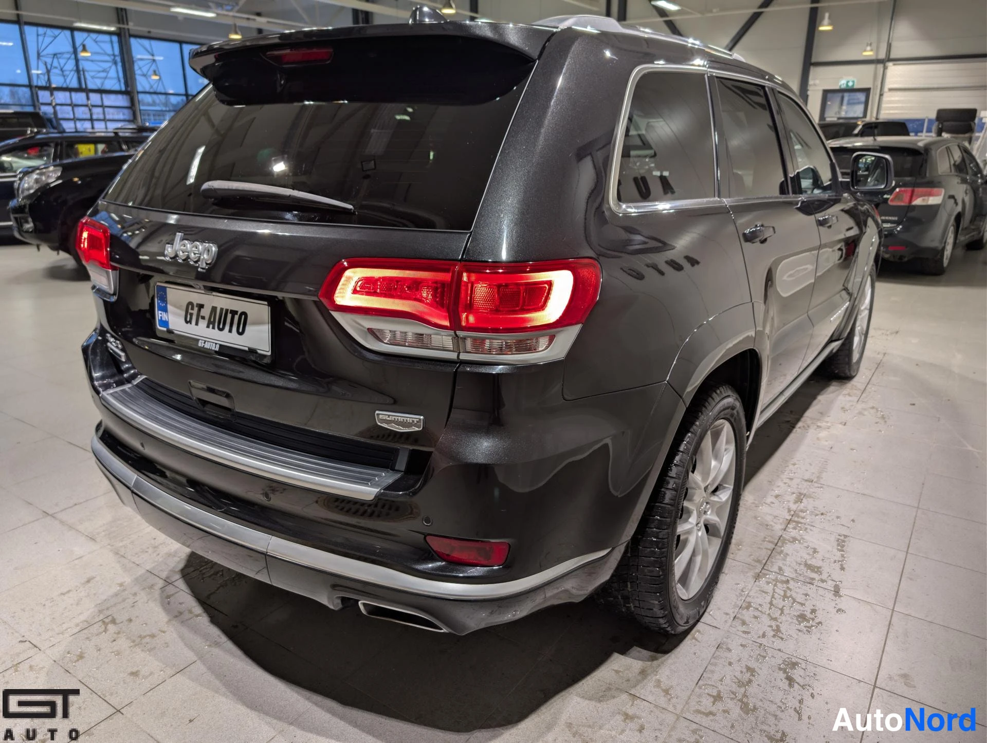Musta Jeep Grand Cherokee 2015, takaviisto, kuva 8
