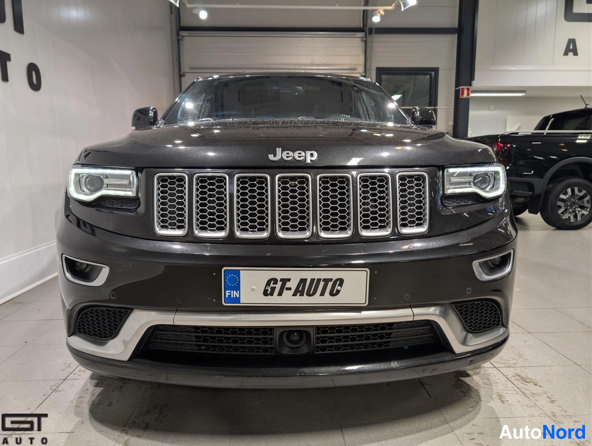 Musta Jeep Grand Cherokee 2015, edestä, kuva 5