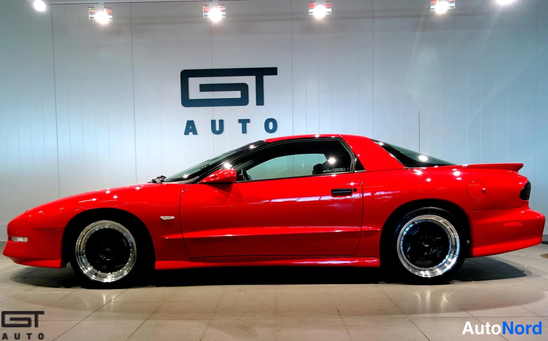 Punainen Pontiac Firebird 1996, sivulta, kuva 5