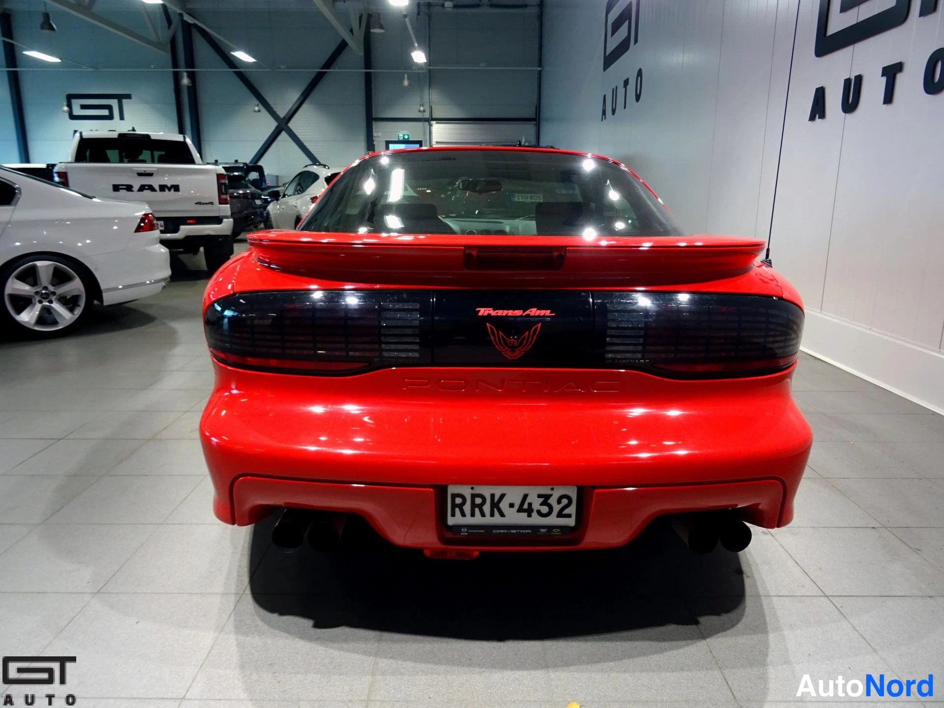 Punainen Pontiac Firebird 1996, takaa, kuva 9
