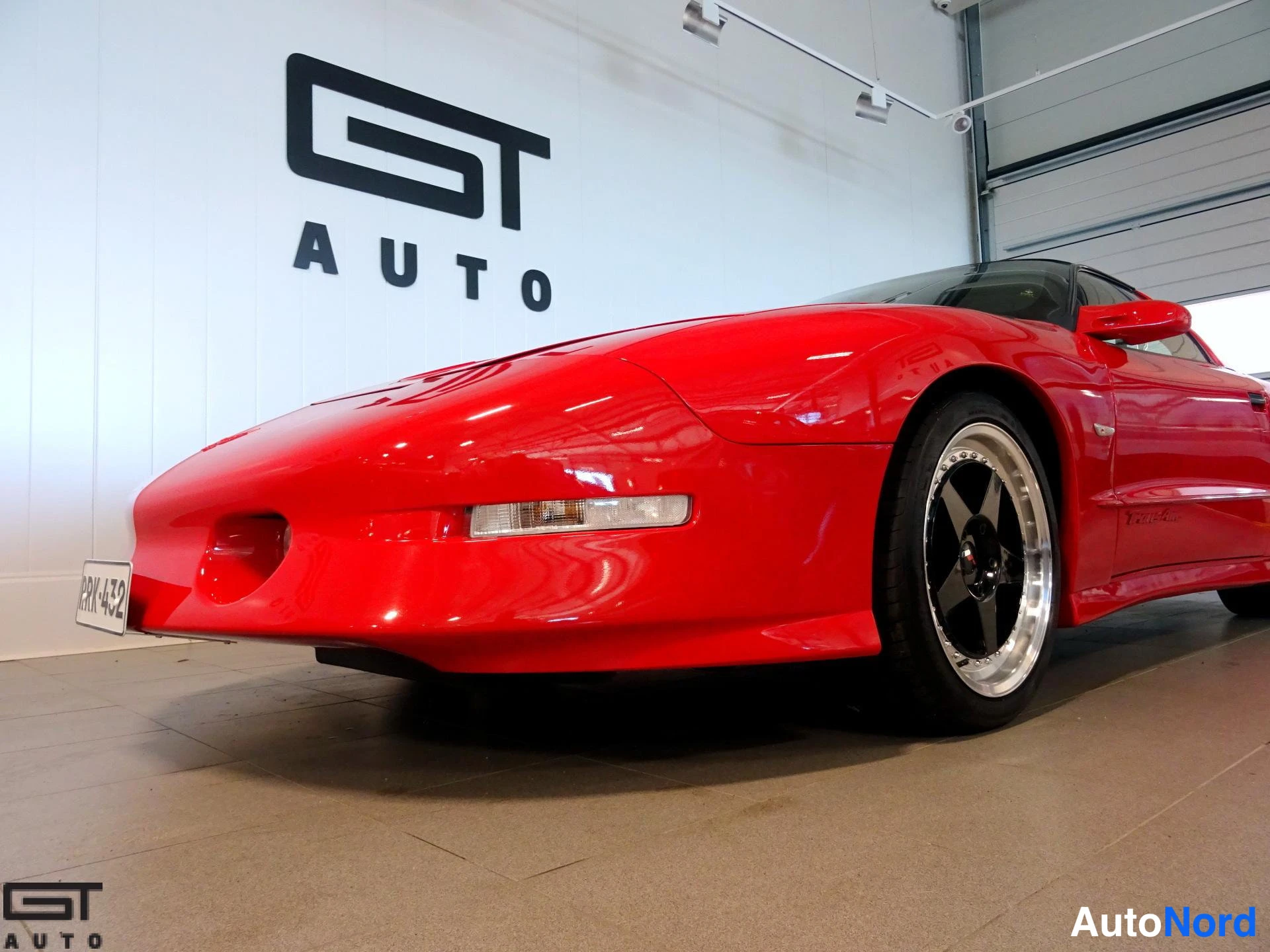 Punainen Pontiac Firebird 1996, etuviisto, keula vasemmalle, kuva 2