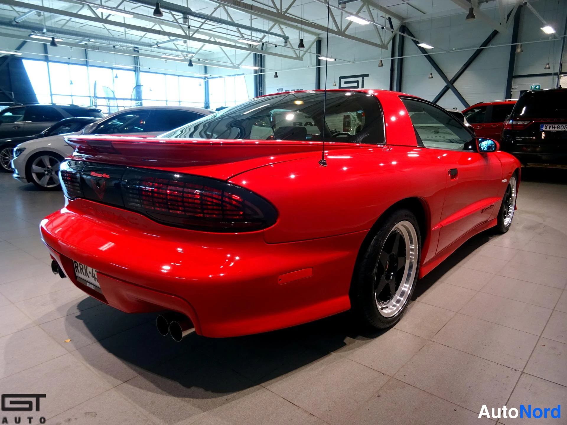 Punainen Pontiac Firebird 1996, takaviisto, kuva 6