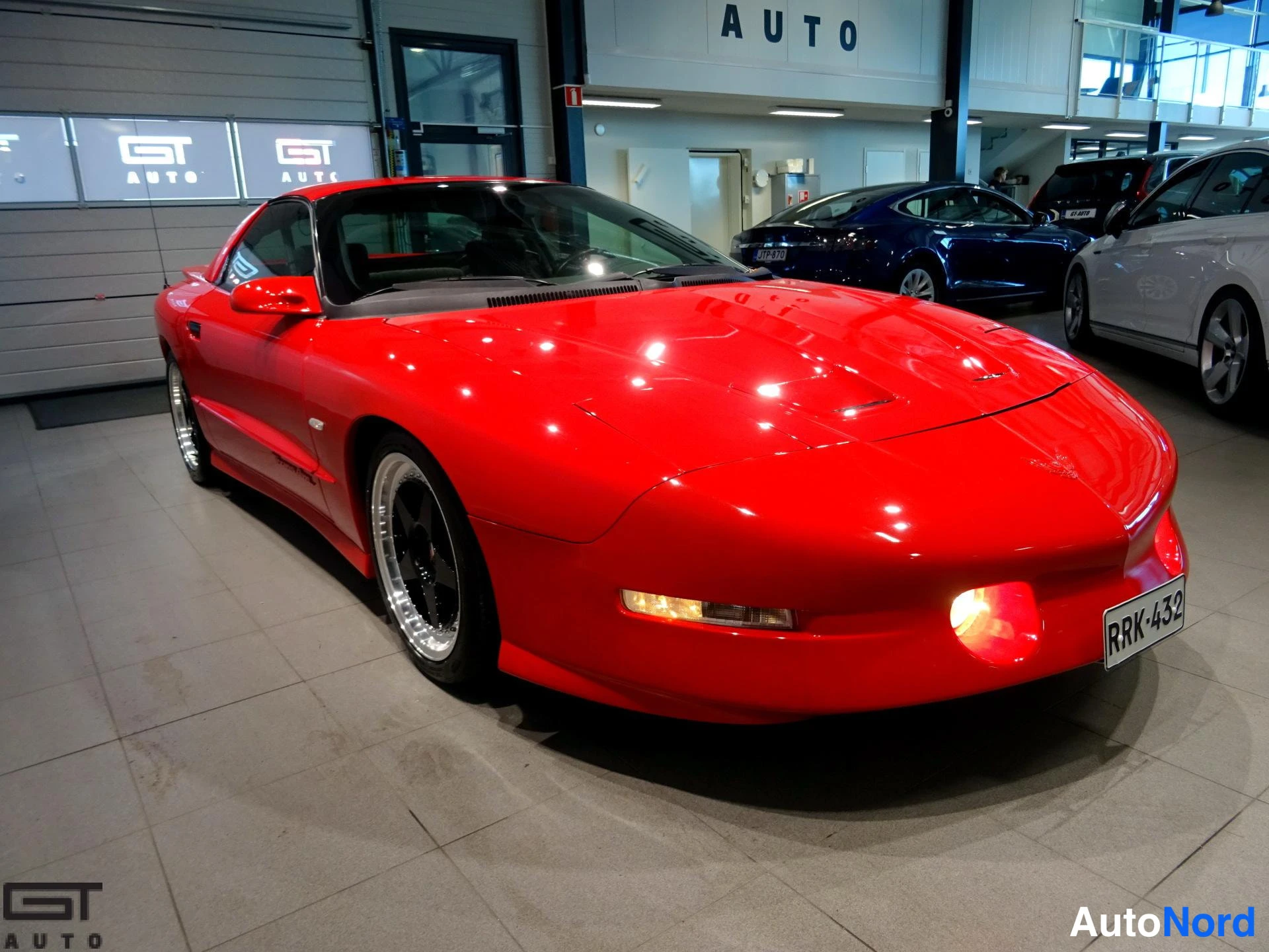 Punainen Pontiac Firebird 1996, etuviisto, keula oikealle, kuva 3