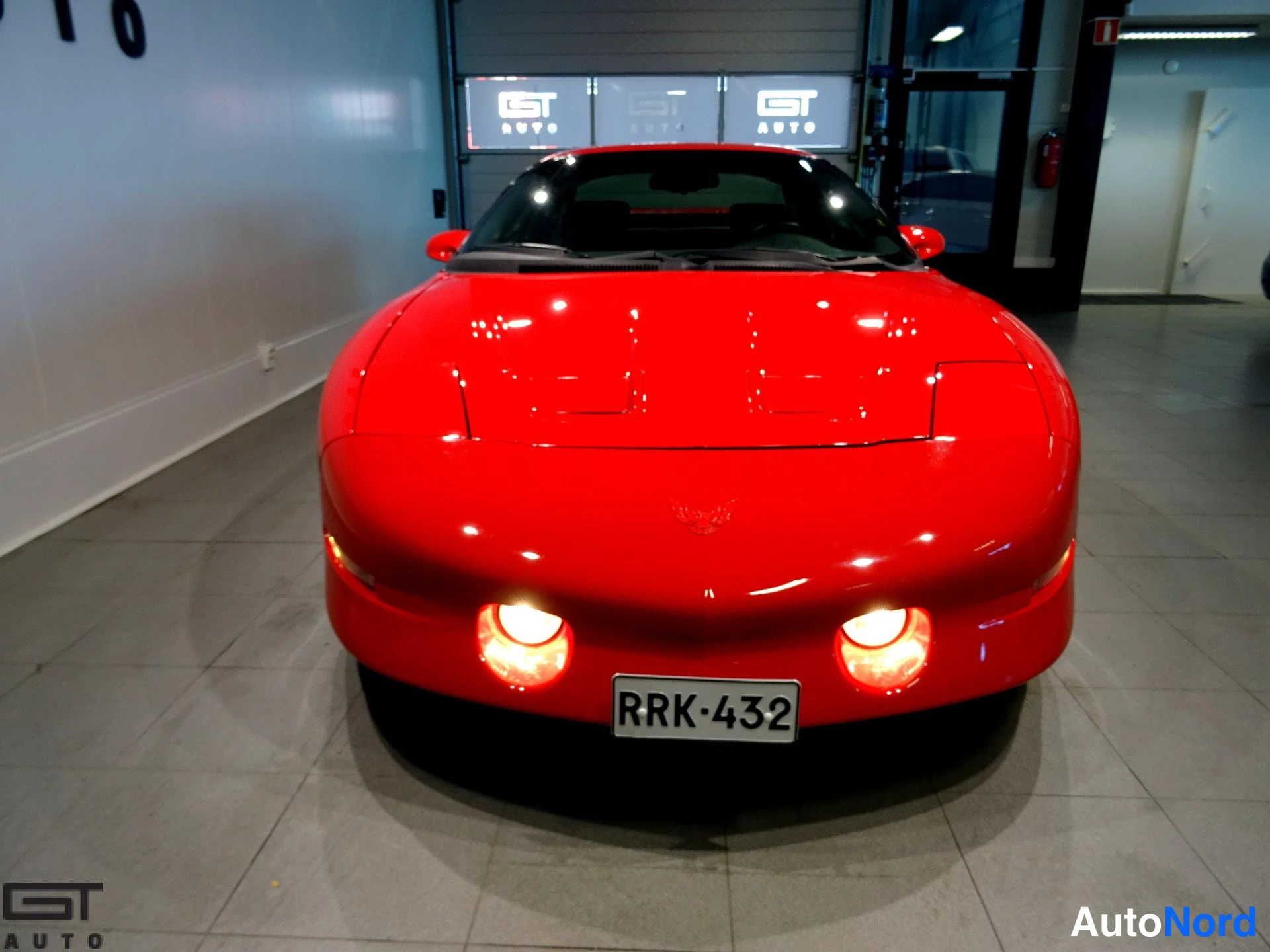 Punainen Pontiac Firebird 1996, edestä, kuva 4