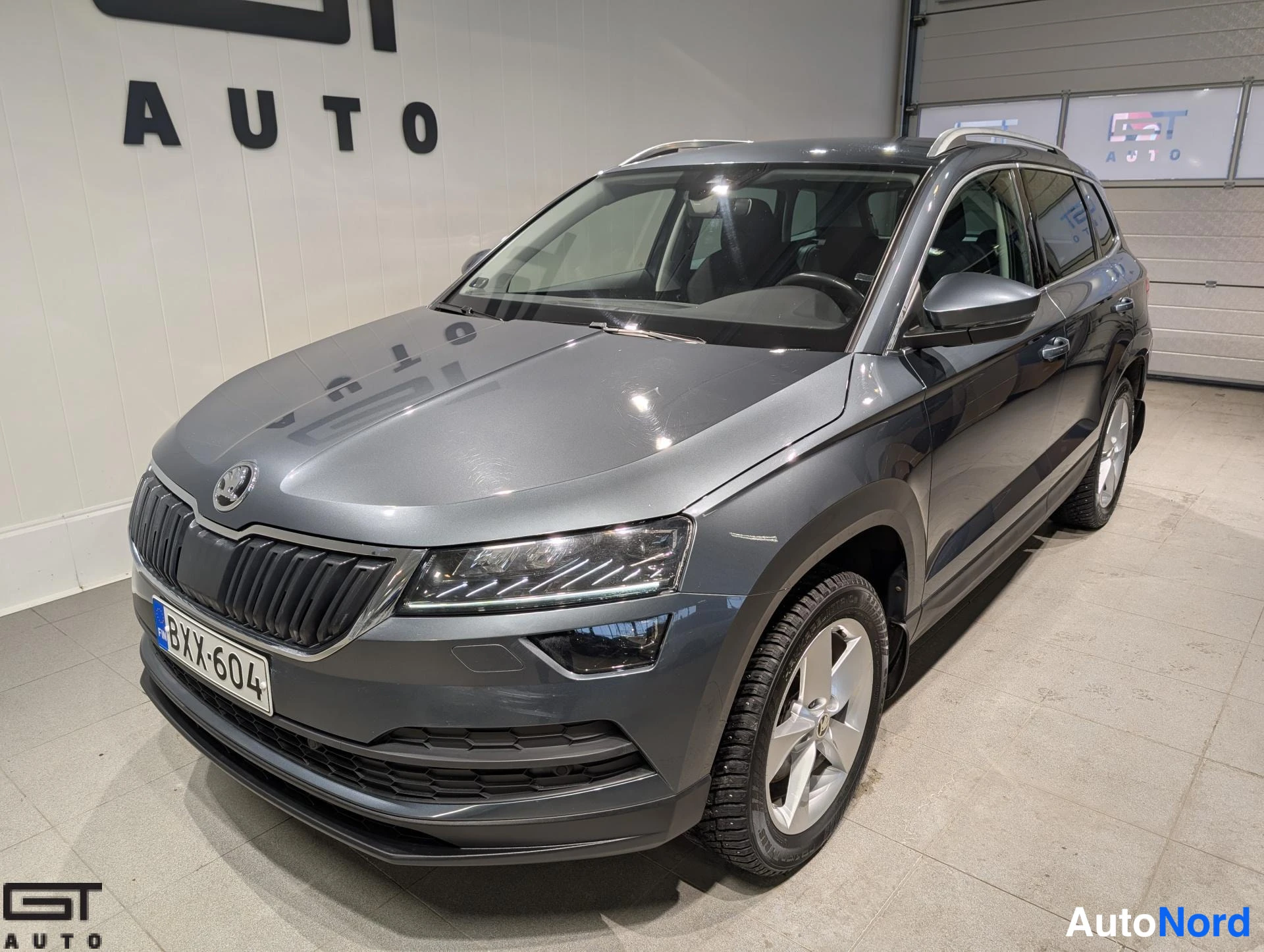 Harmaa Skoda Karoq 2020, etuviisto, keula vasemmalle, kuva 2
