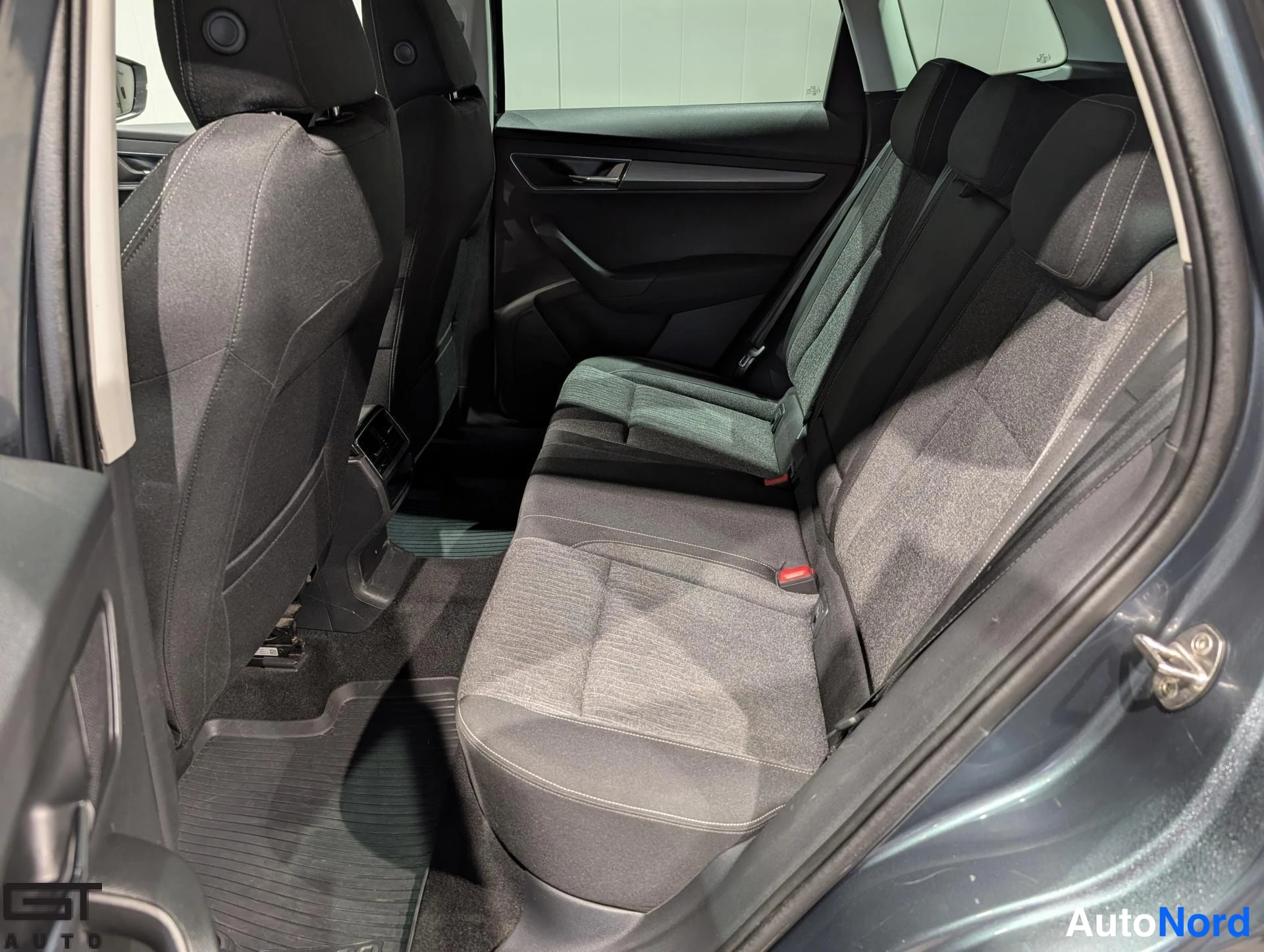 Harmaa Skoda Karoq 2020, takaistuimet, kuva 14