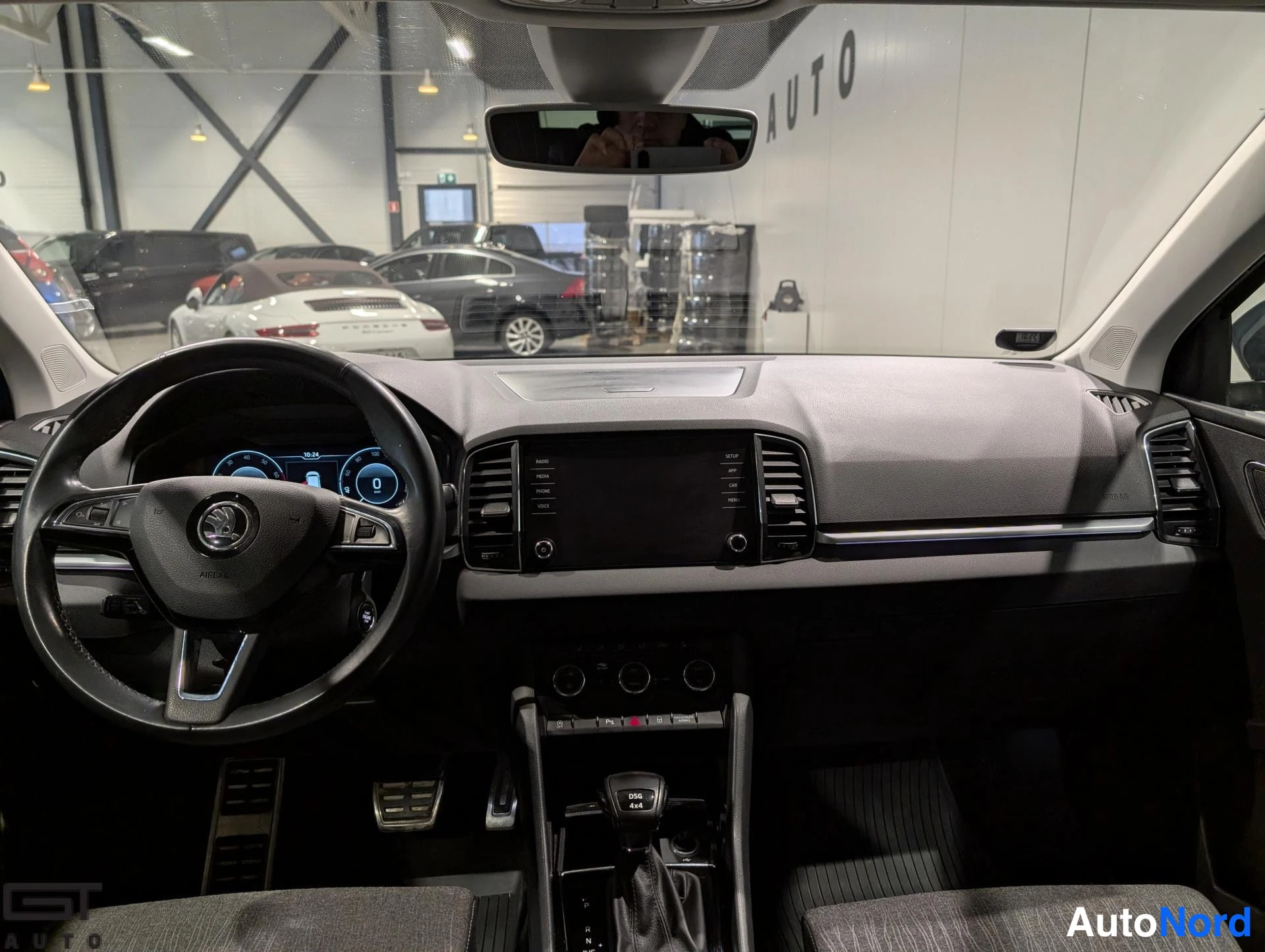 Harmaa Skoda Karoq 2020, ohjaamo, kuva 10