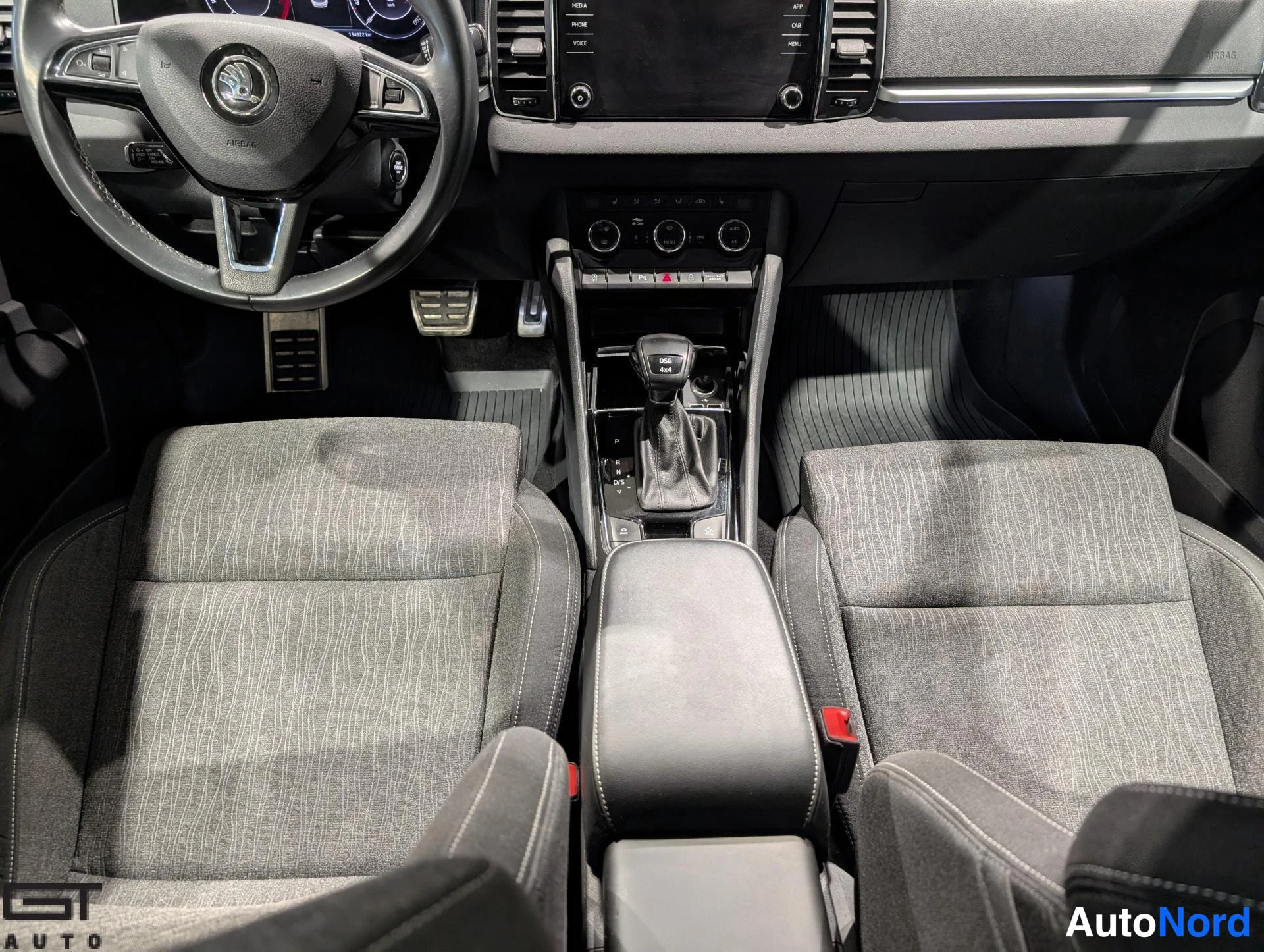 Harmaa Skoda Karoq 2020, ohjaamo, kuva 11