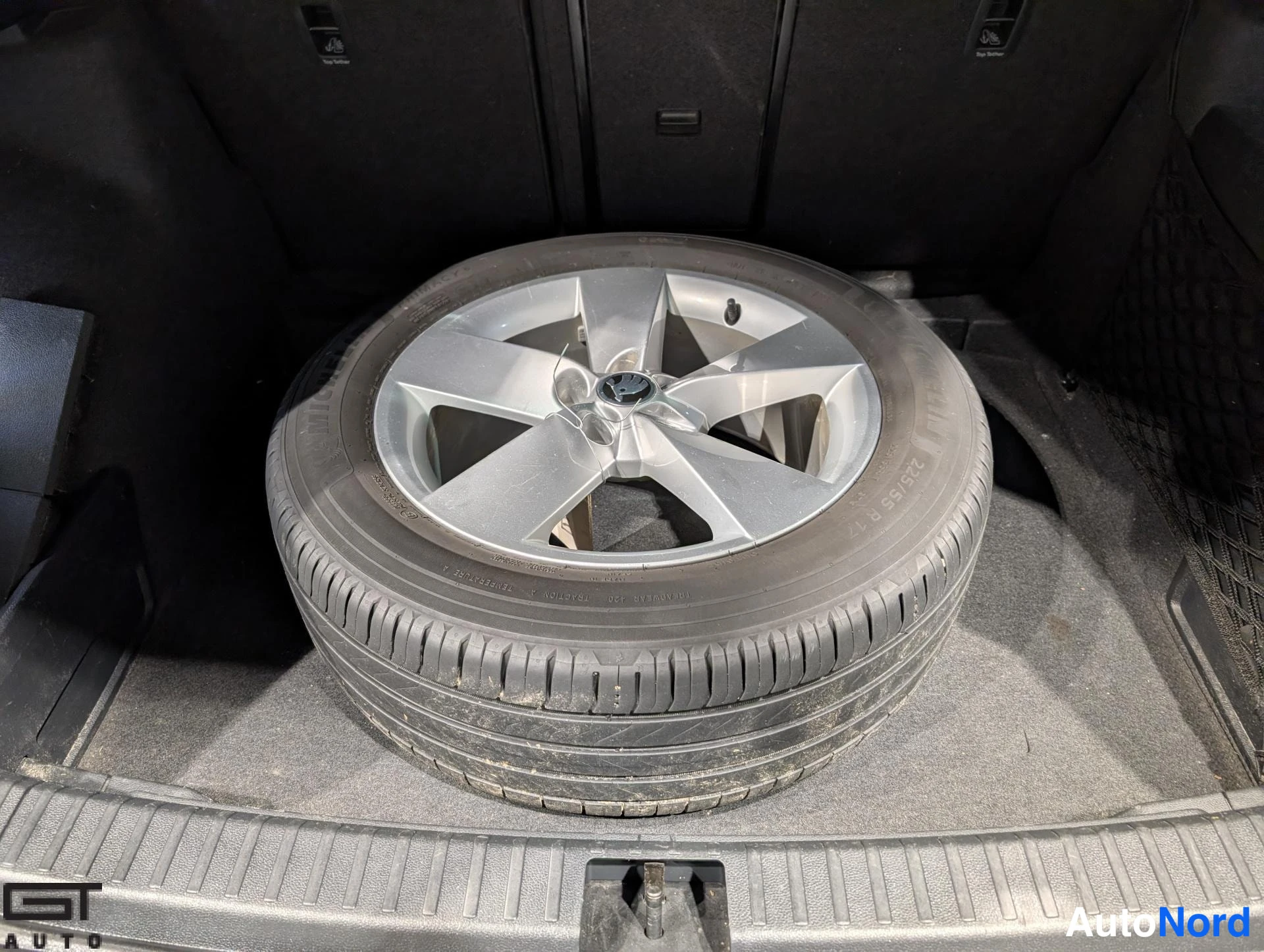Harmaa Skoda Karoq 2020, tavaratila, kuva 16