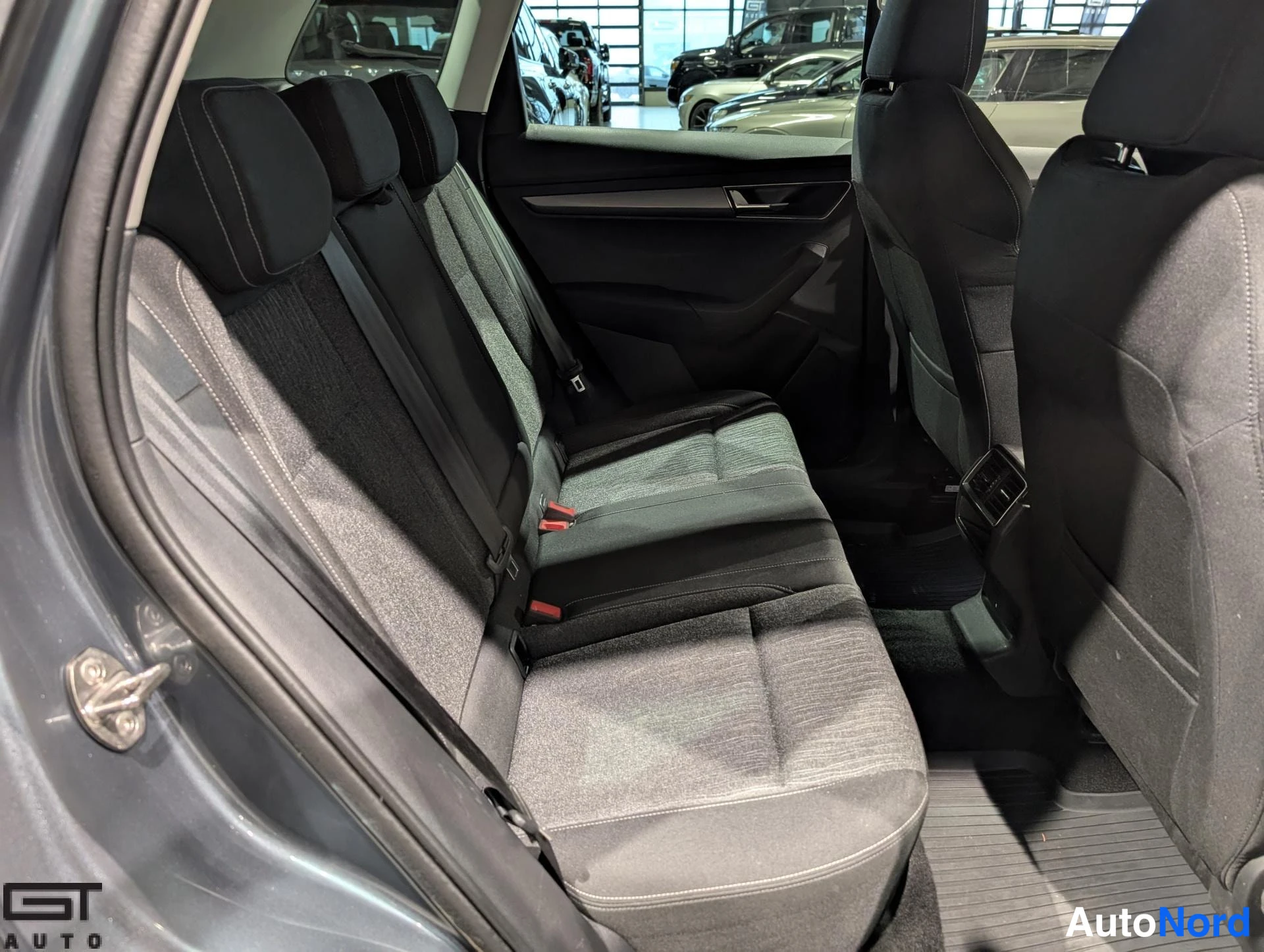 Harmaa Skoda Karoq 2020, takaistuimet, kuva 15