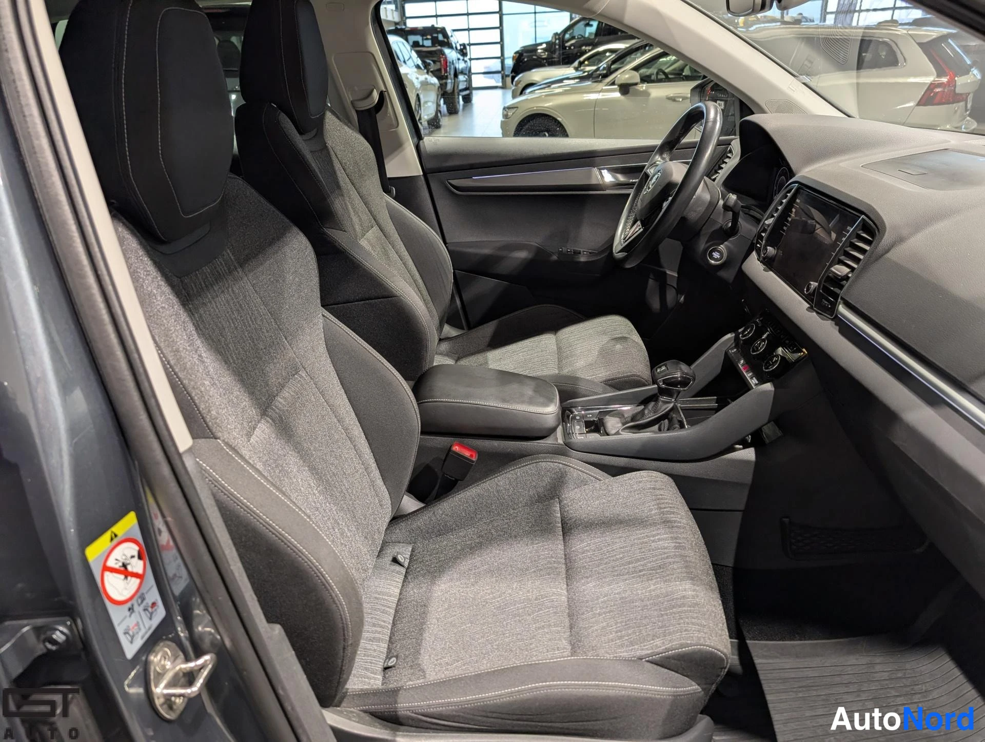 Harmaa Skoda Karoq 2020, etuistuimet, kuva 13