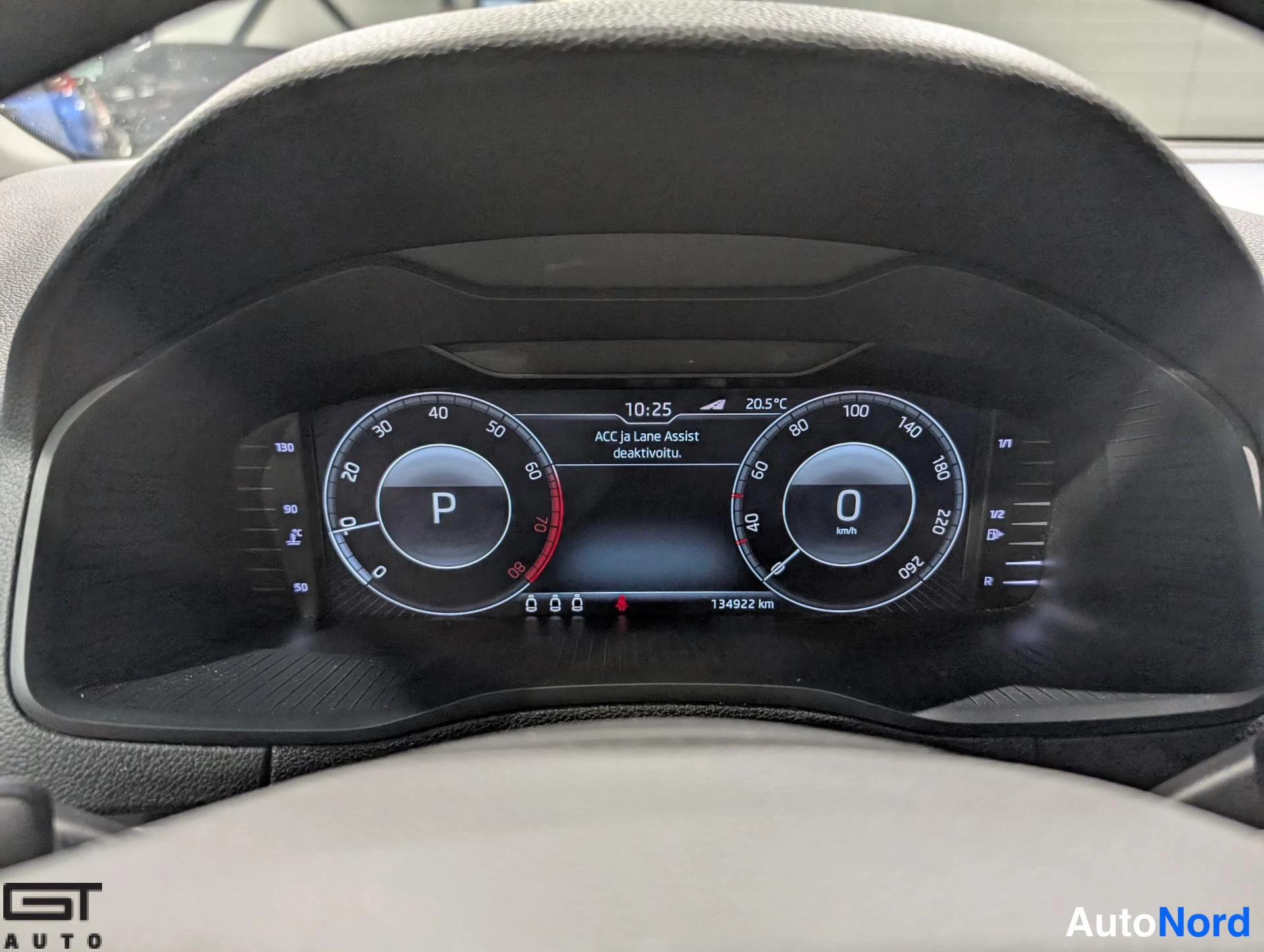Harmaa Skoda Karoq 2020, yksityiskohta, kuva 25