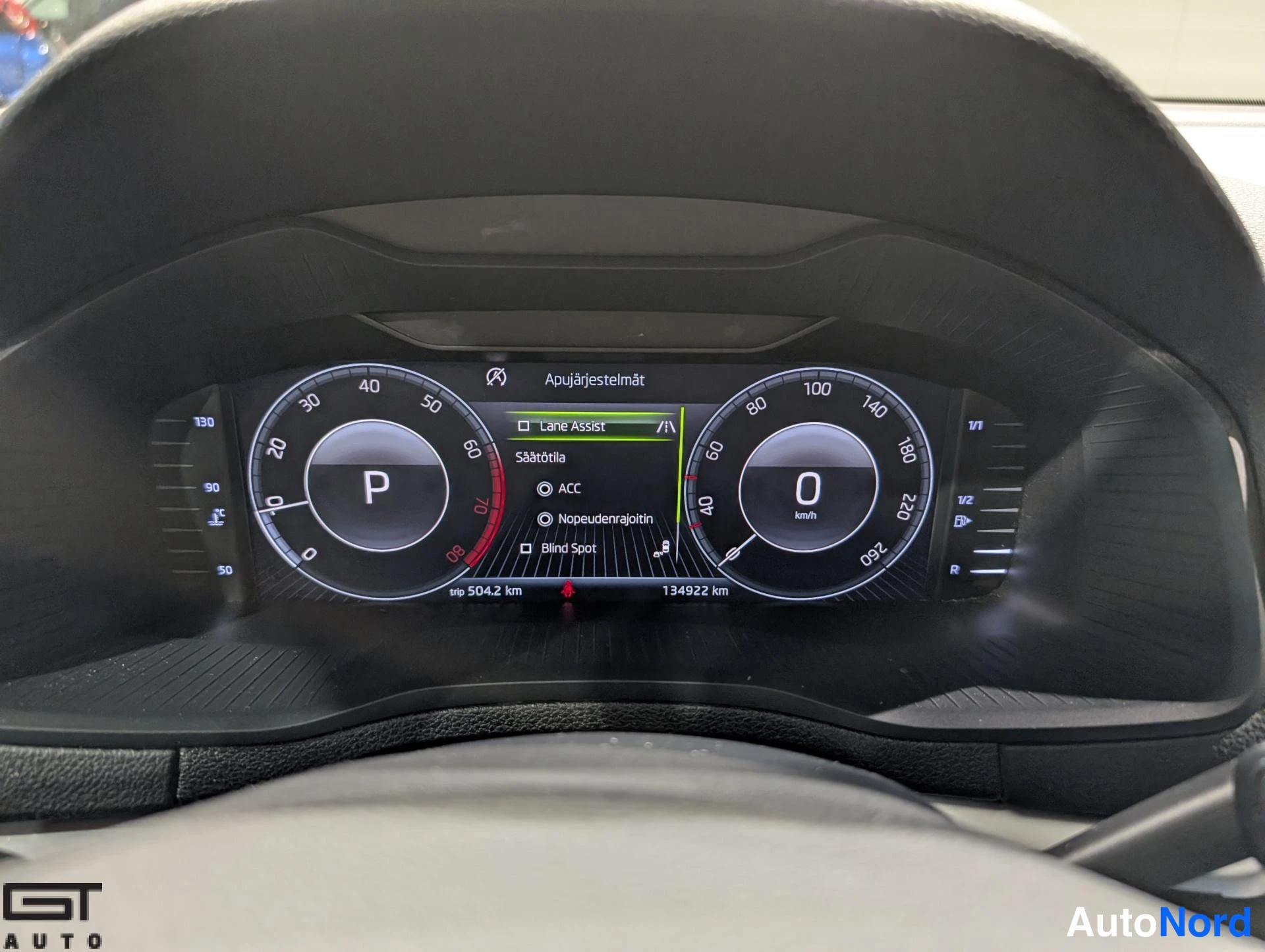 Harmaa Skoda Karoq 2020, yksityiskohta, kuva 17