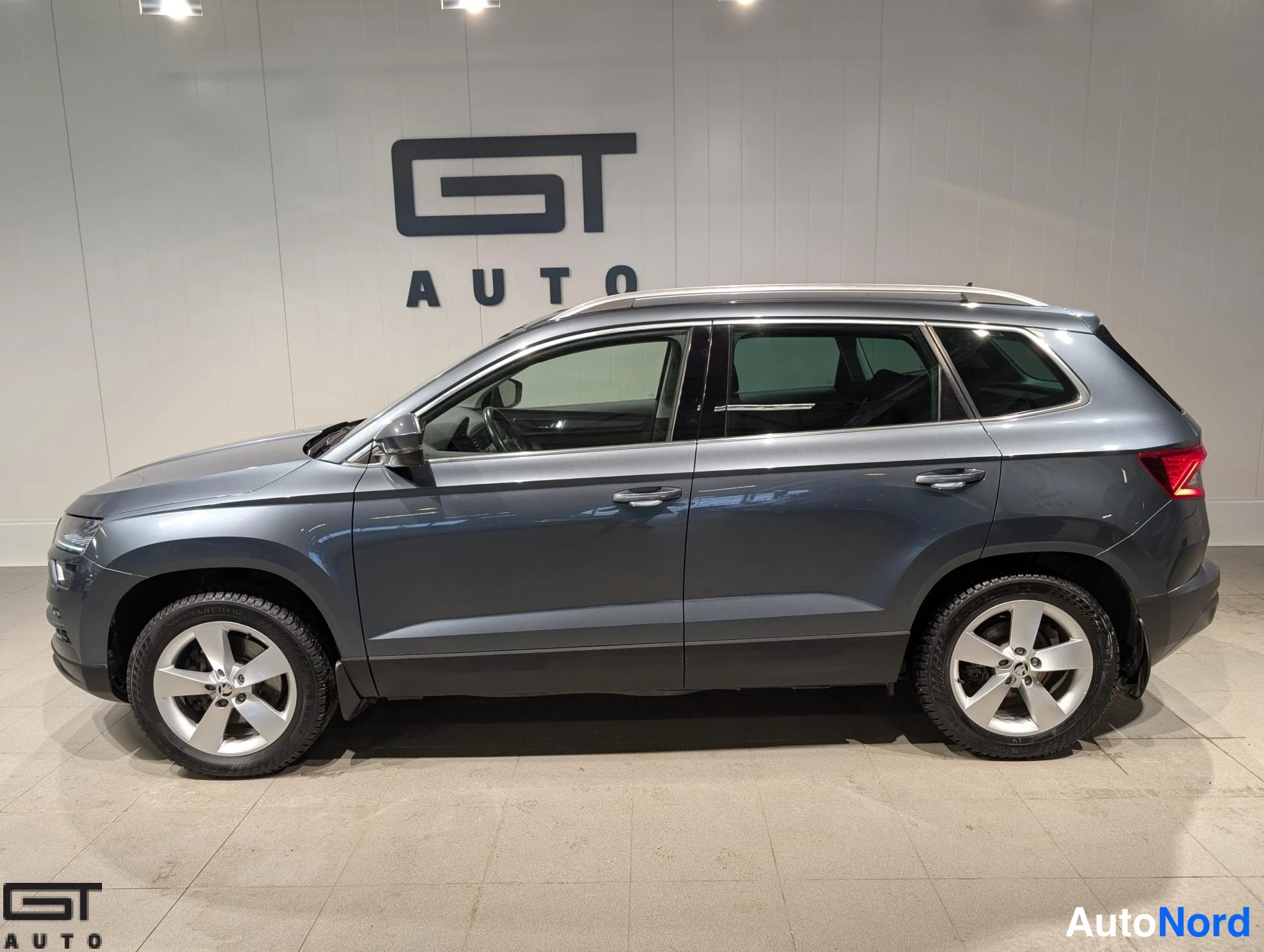 Harmaa Skoda Karoq 2020, sivulta, kuva 6
