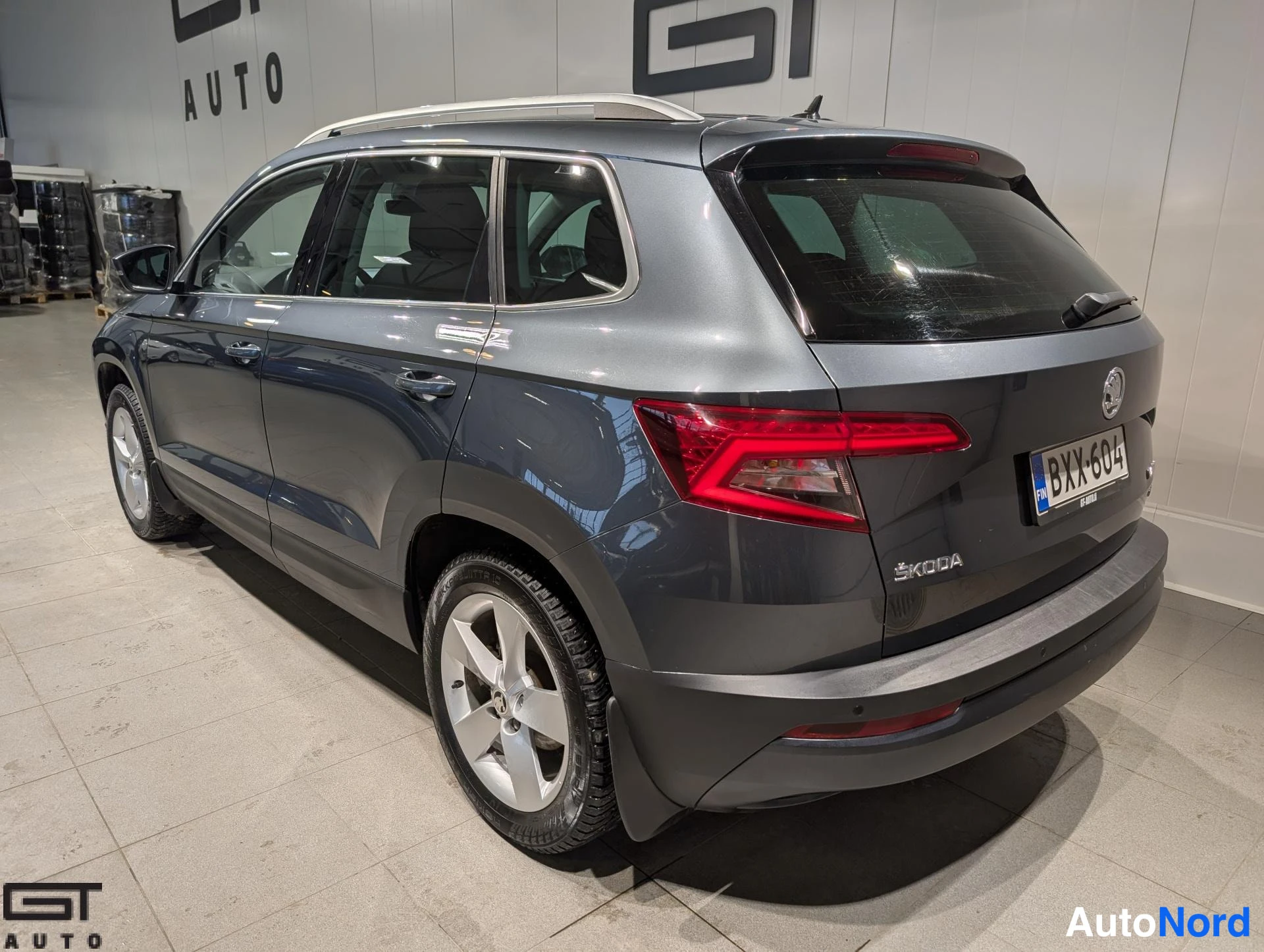 Harmaa Skoda Karoq 2020, takaviisto, kuva 8