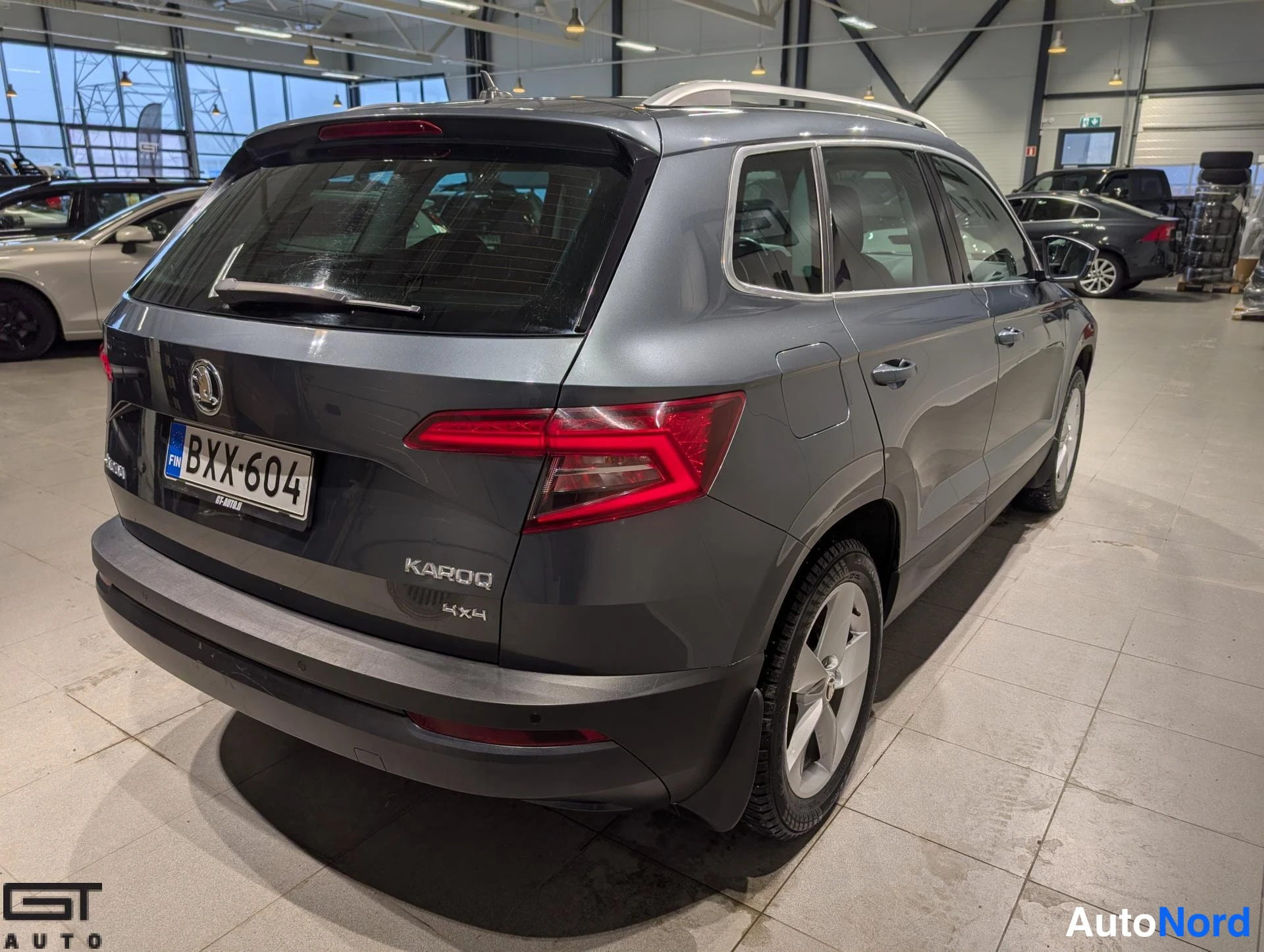 Harmaa Skoda Karoq 2020, takaviisto, kuva 7