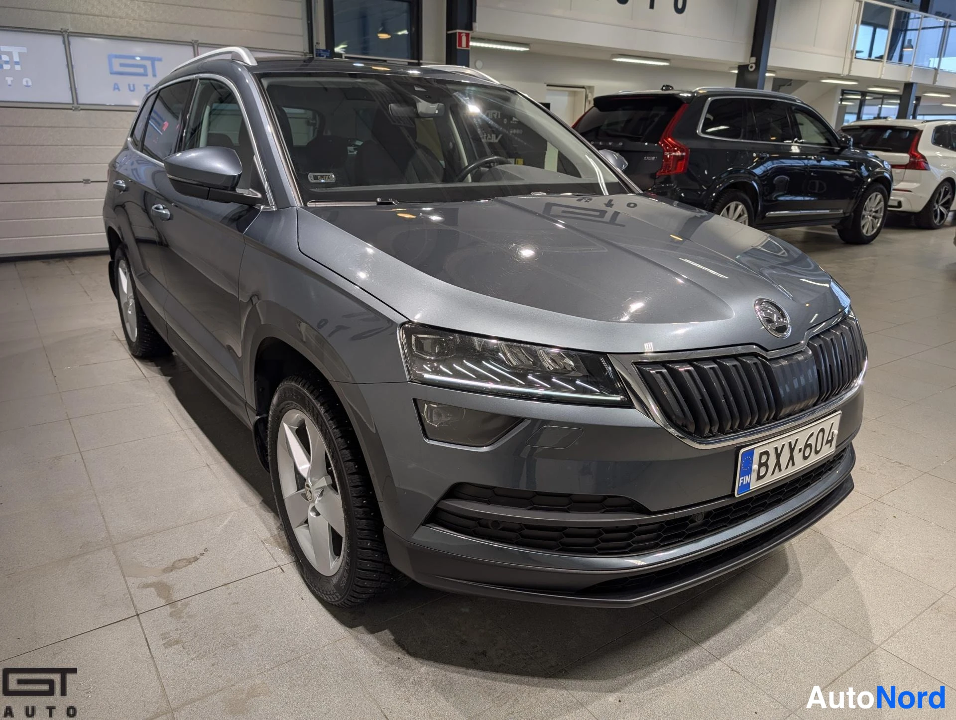Harmaa Skoda Karoq 2020, etuviisto, keula oikealle, kuva 3