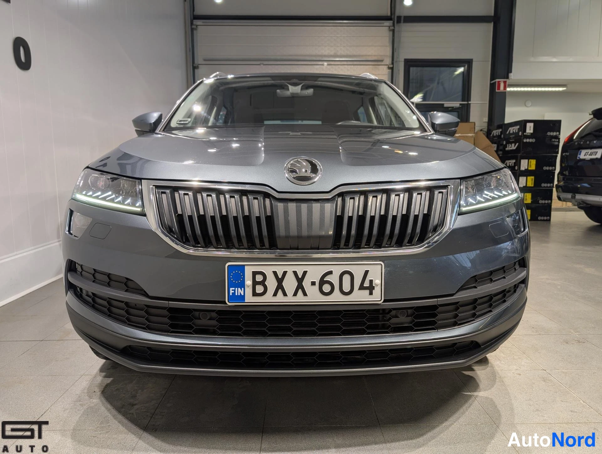 Harmaa Skoda Karoq 2020, edestä, kuva 4