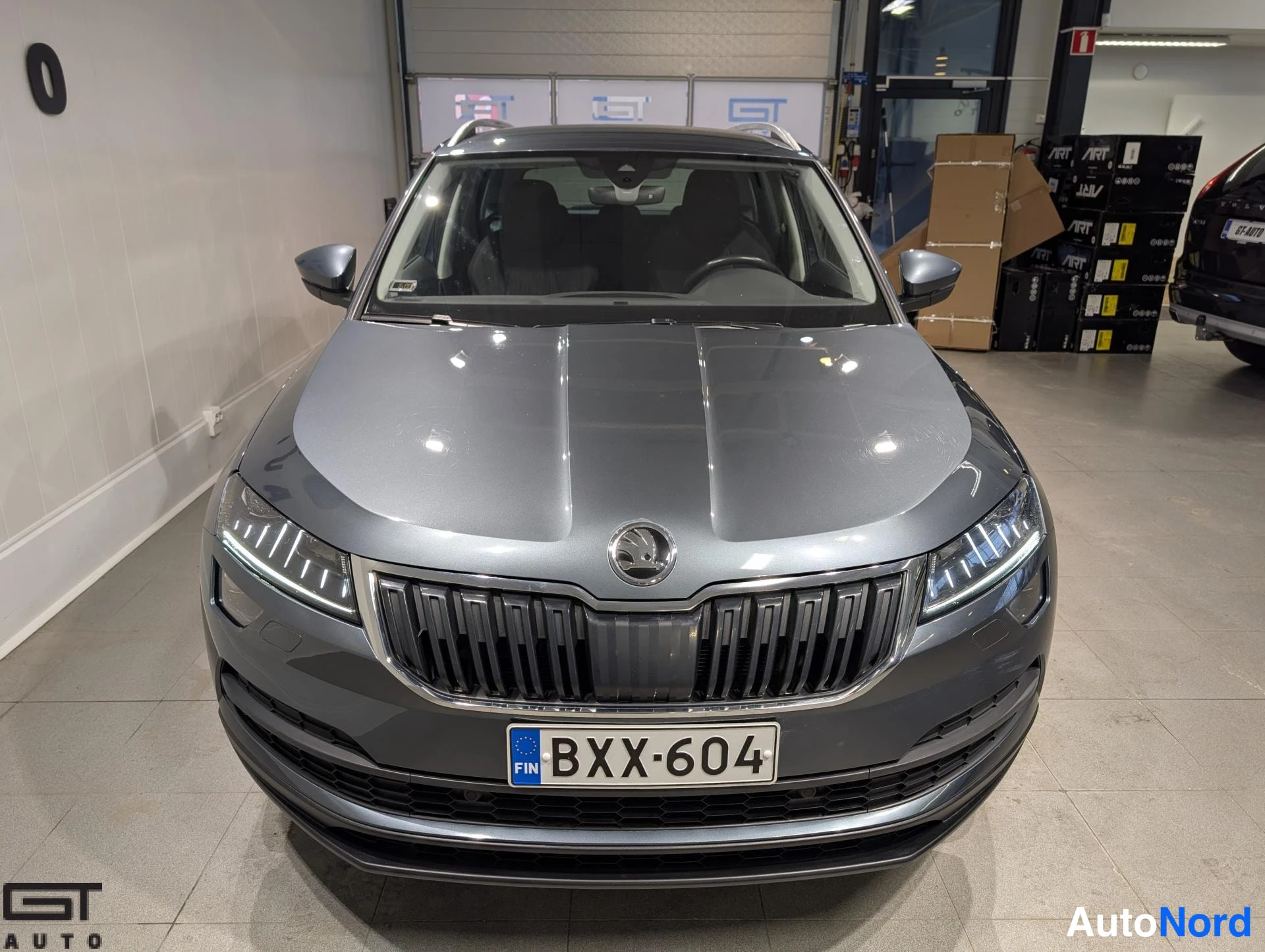 Harmaa Skoda Karoq 2020, edestä, kuva 5