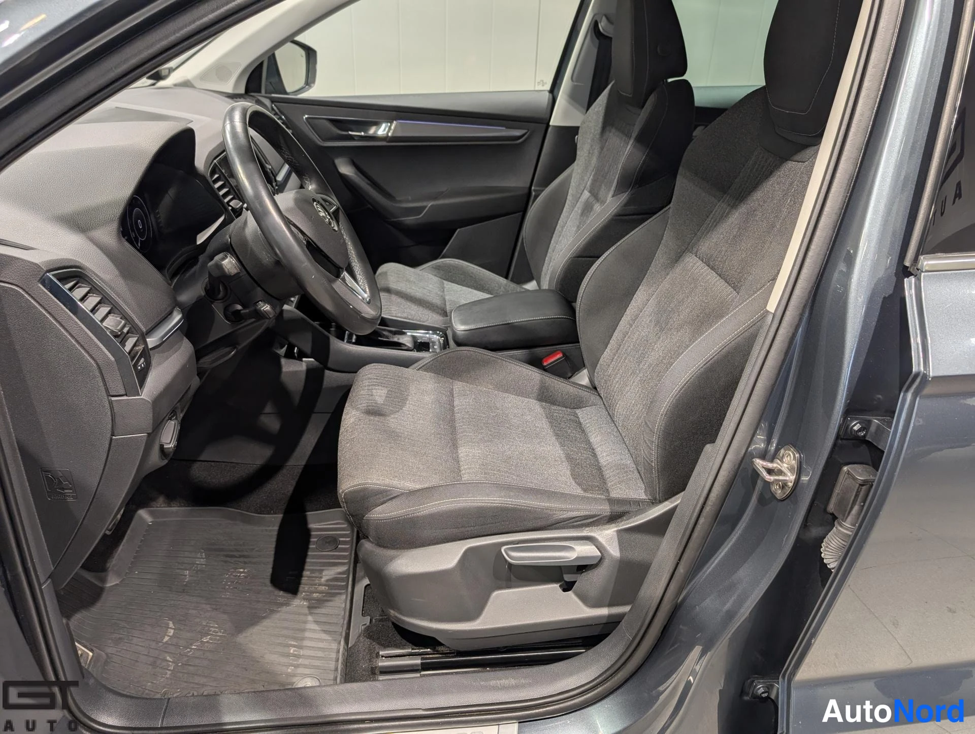 Harmaa Skoda Karoq 2020, etuistuimet, kuva 12