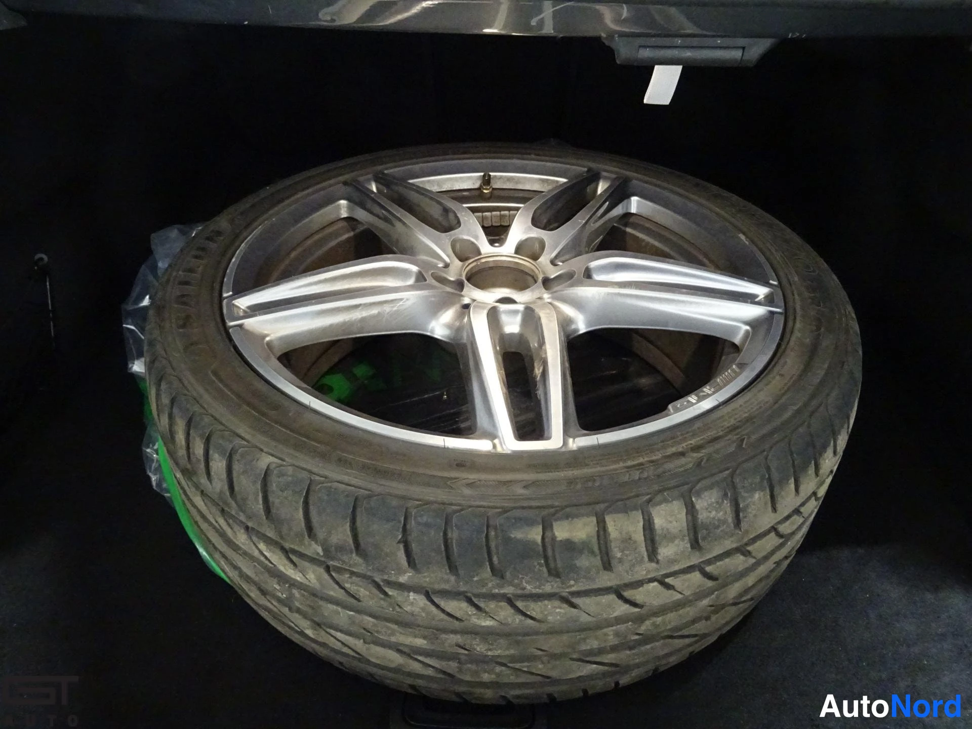 Harmaa Mercedes-Benz E 2016, tavaratila, kuva 21