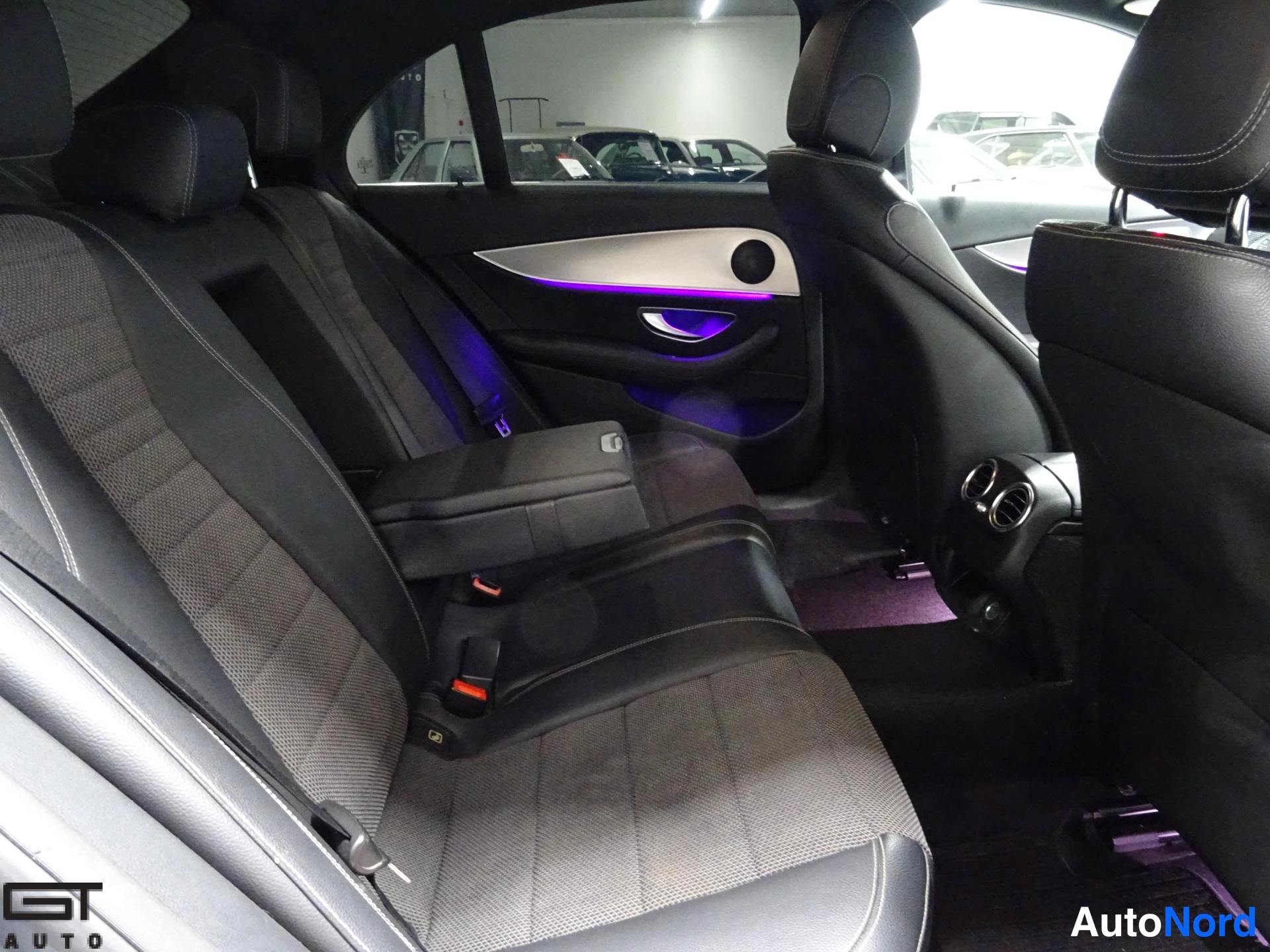 Harmaa Mercedes-Benz E 2016, takaistuimet, kuva 20