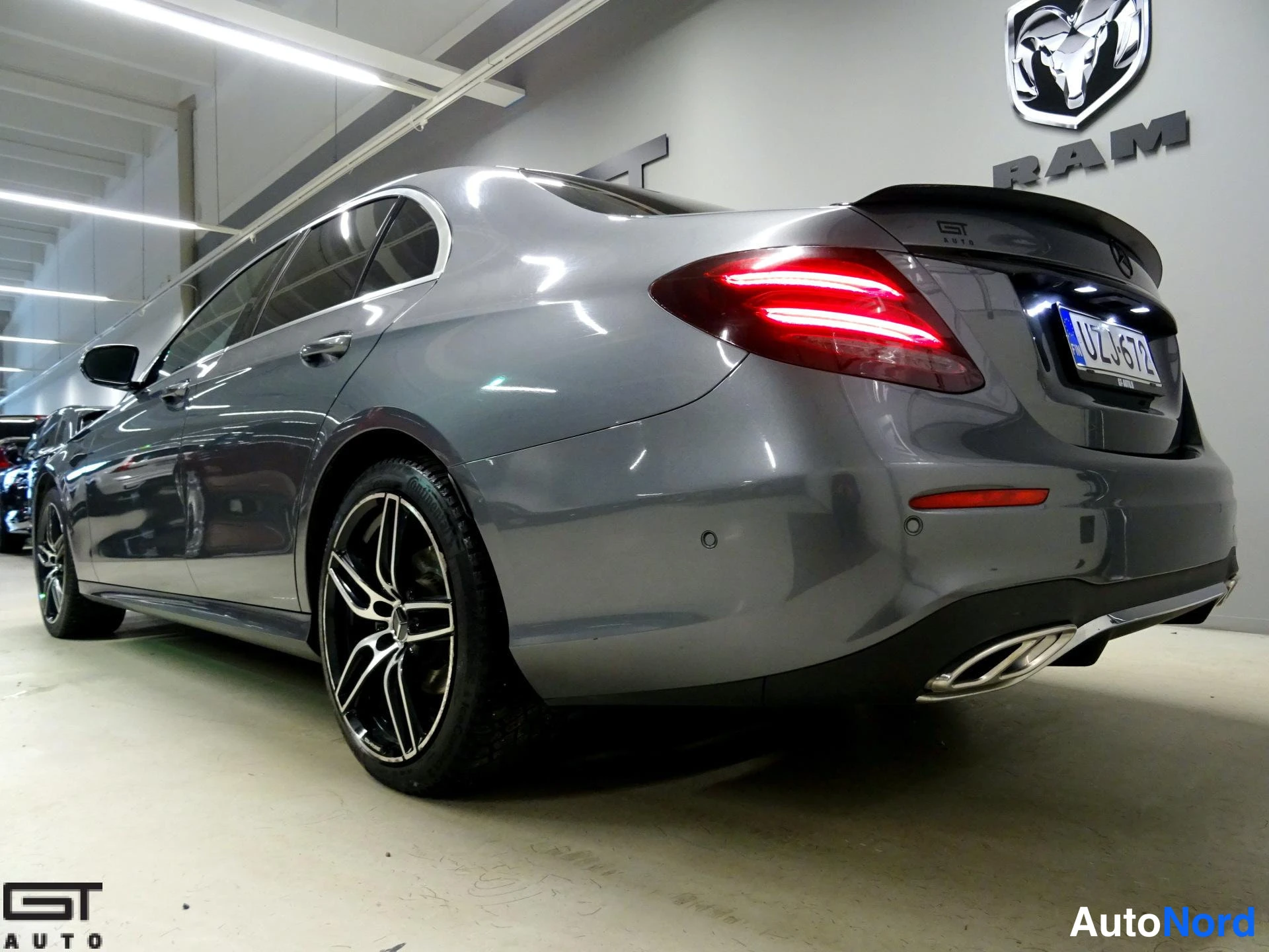 Harmaa Mercedes-Benz E 2016, takaviisto, kuva 9