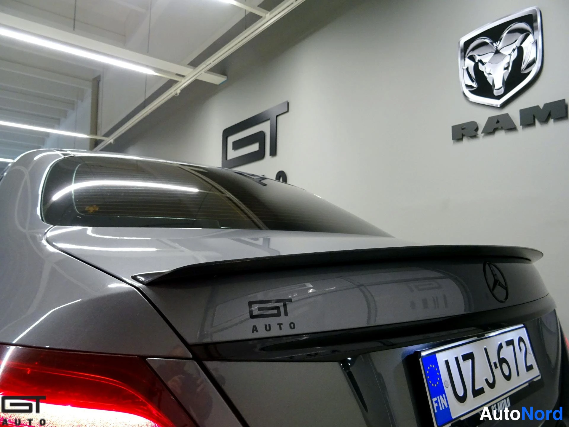 Harmaa Mercedes-Benz E 2016, takaa, kuva 11