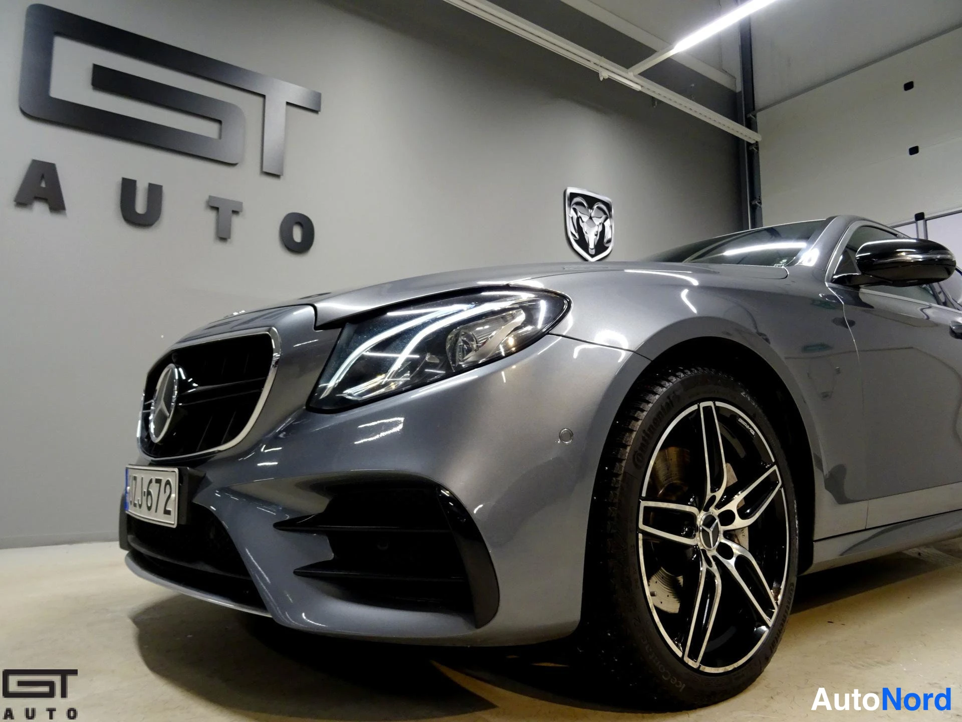 Harmaa Mercedes-Benz E 2016, etuviisto, keula vasemmalle, kuva 3