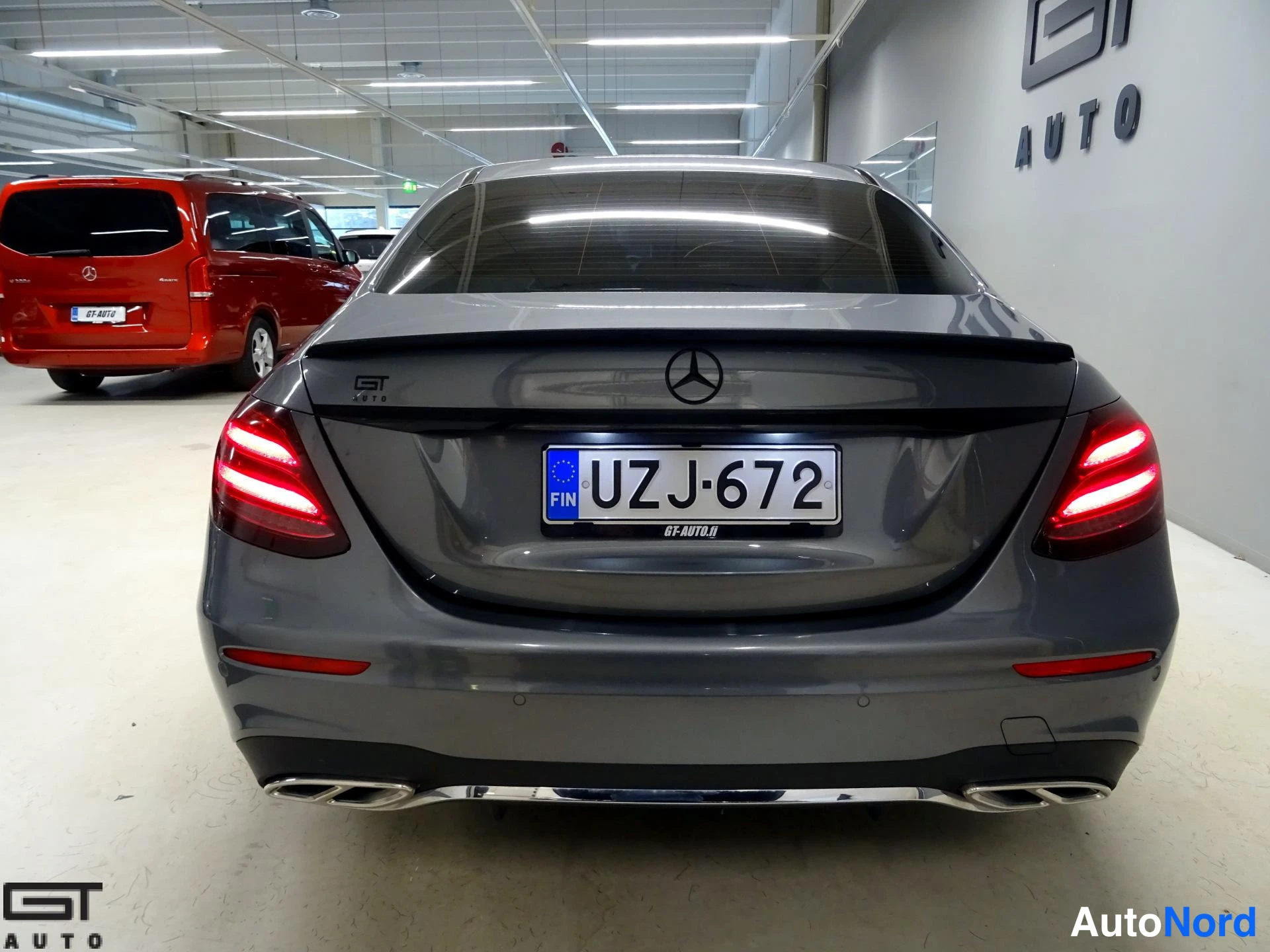 Harmaa Mercedes-Benz E 2016, takaa, kuva 10