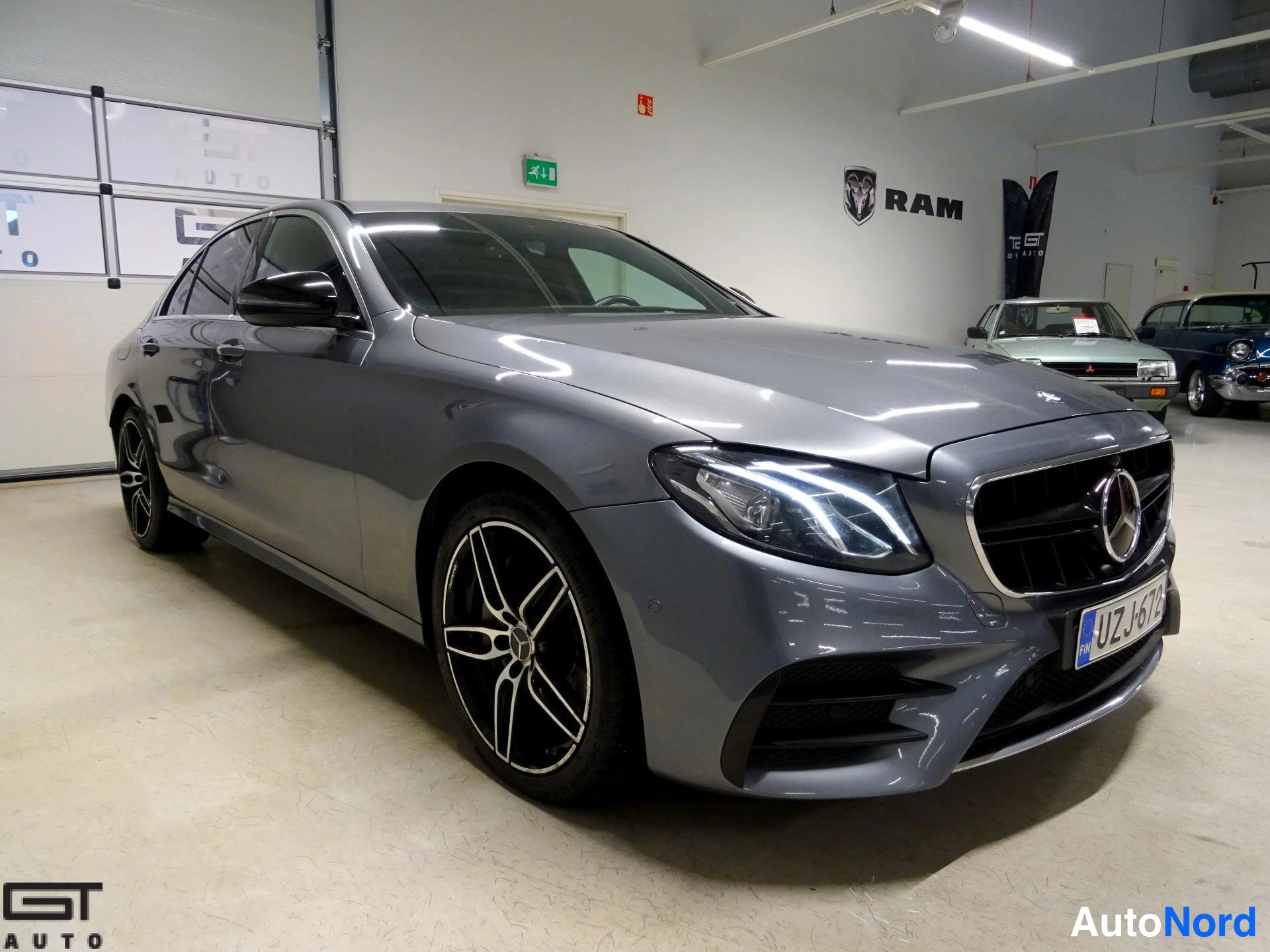 Harmaa Mercedes-Benz E 2016, etuviisto, keula oikealle, kuva 4