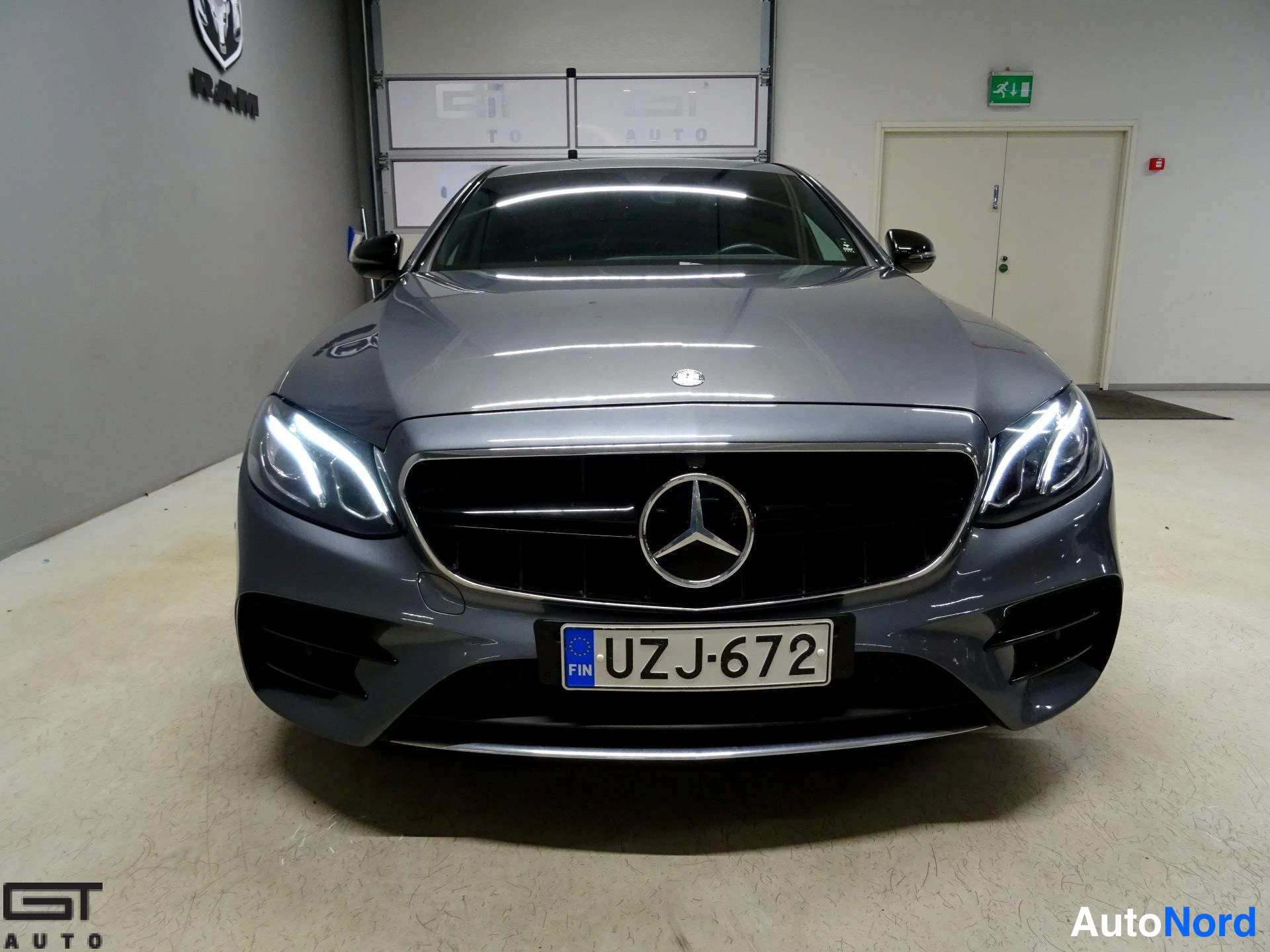 Harmaa Mercedes-Benz E 2016, edestä, kuva 5