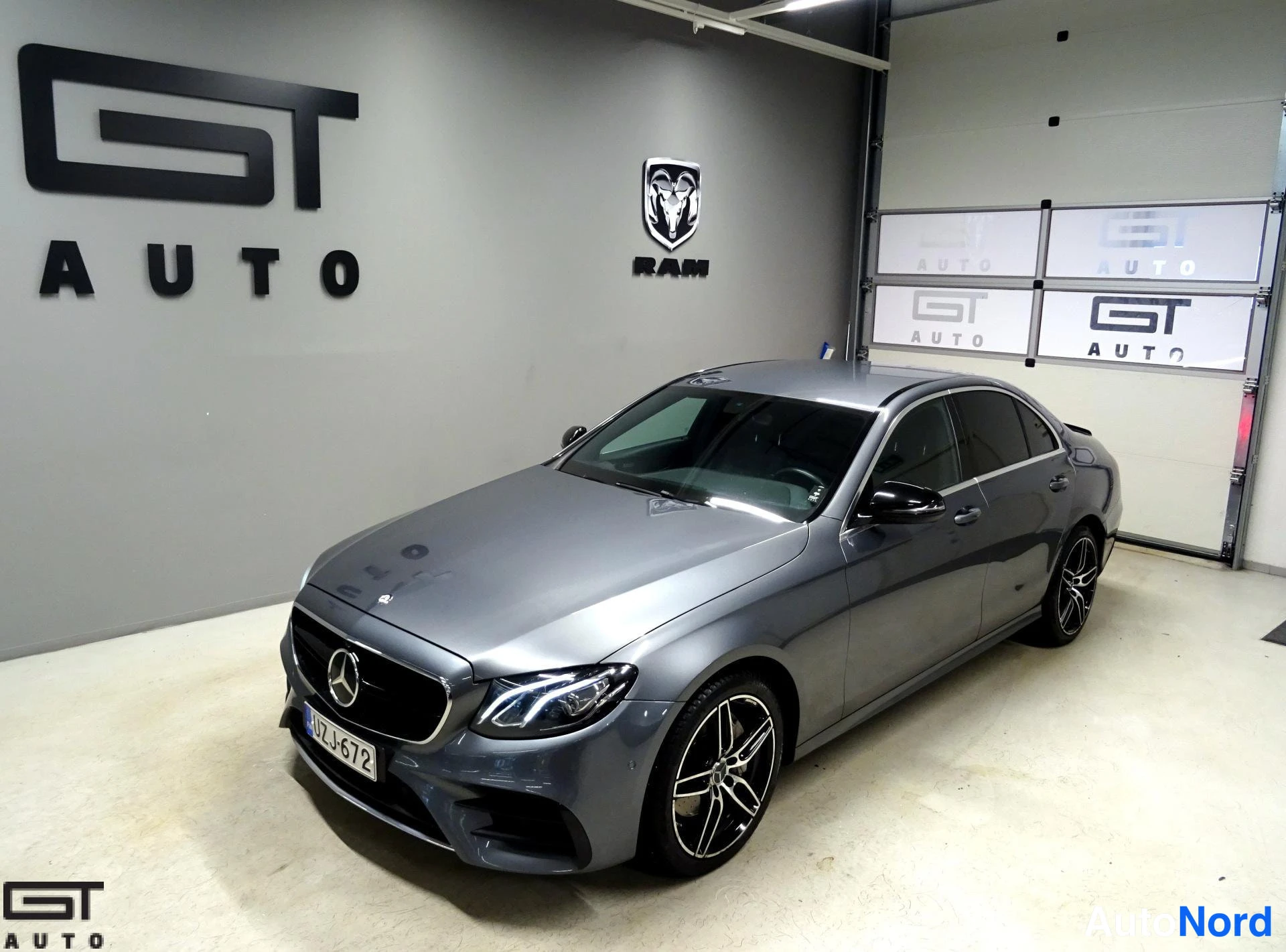 Harmaa Mercedes-Benz E 2016, etuviisto, keula vasemmalle, kuva 2