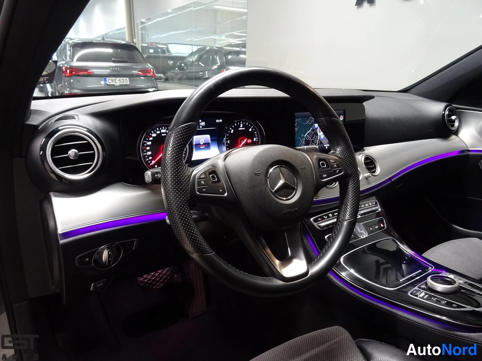 Harmaa Mercedes-Benz E 2016, ohjaamo, kuva 12