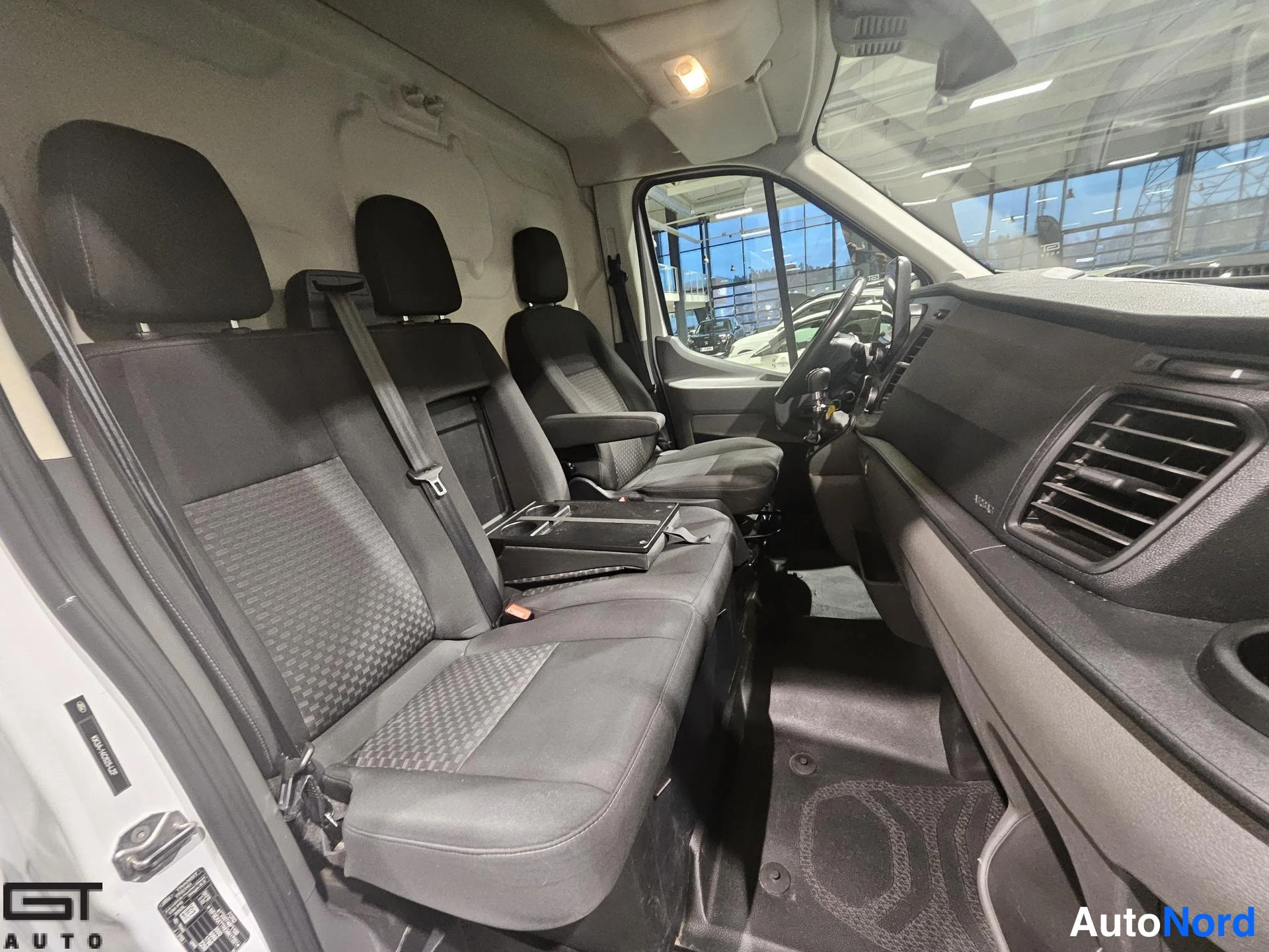 Valkoinen Ford Transit 2022, etuistuimet, kuva 13