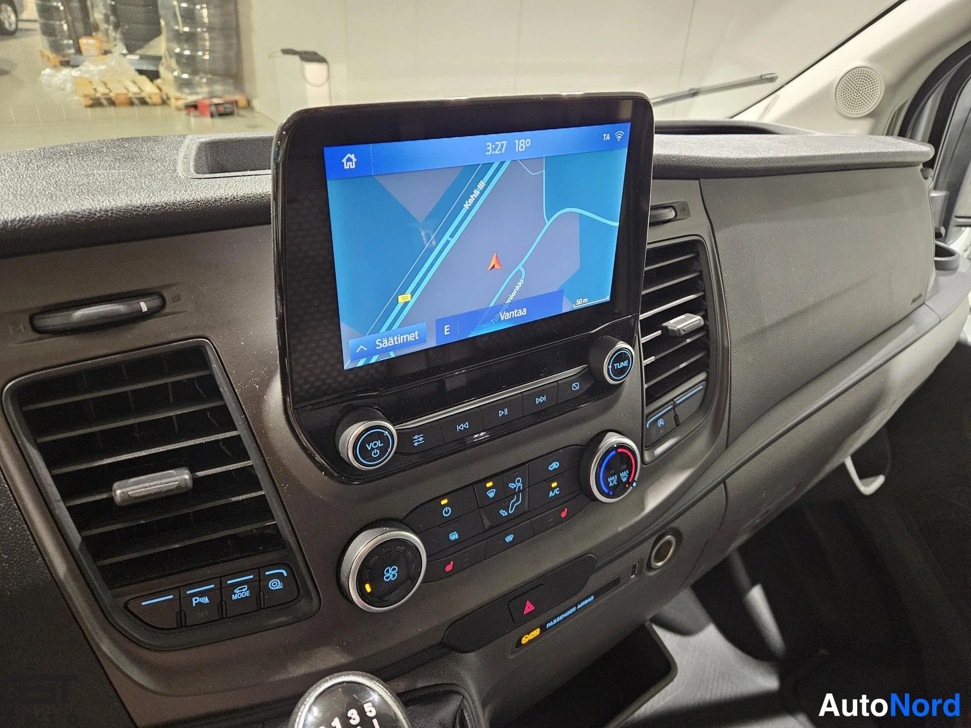 Valkoinen Ford Transit 2022, yksityiskohta, kuva 17