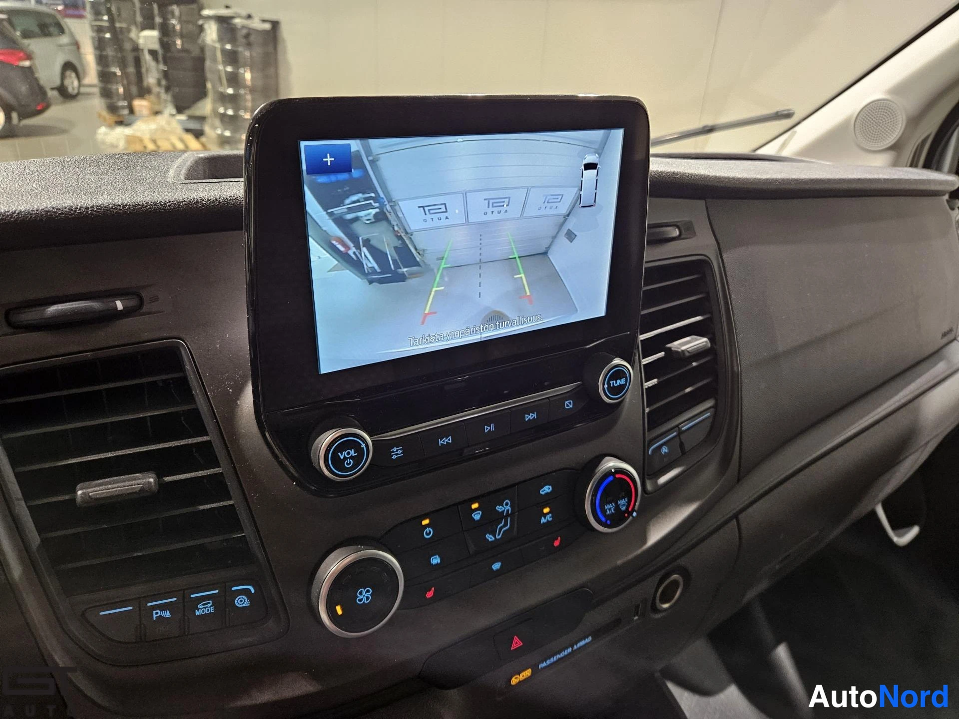 Valkoinen Ford Transit 2022, ohjaamo, kuva 10