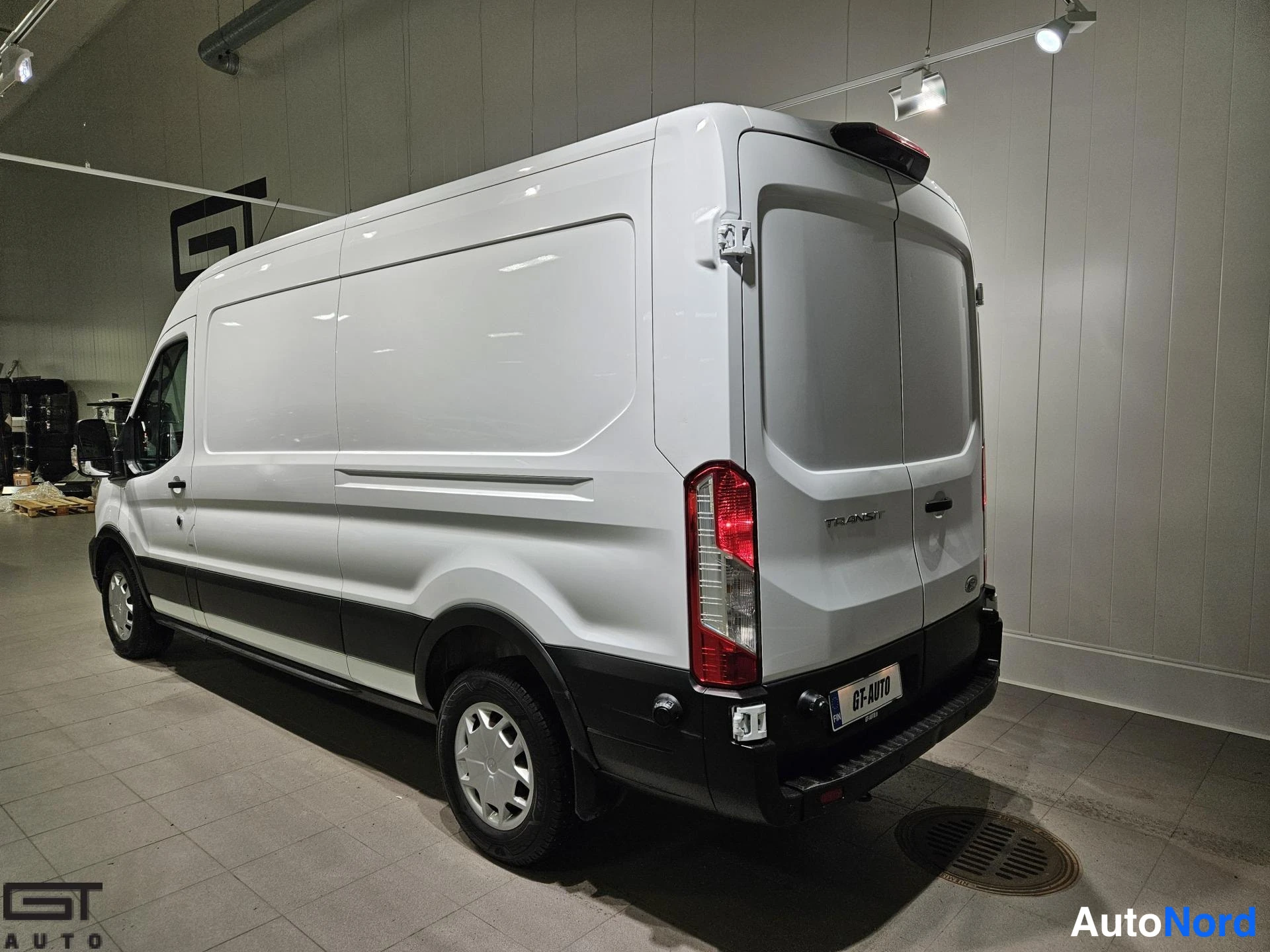 Valkoinen Ford Transit 2022, takaviisto, kuva 5