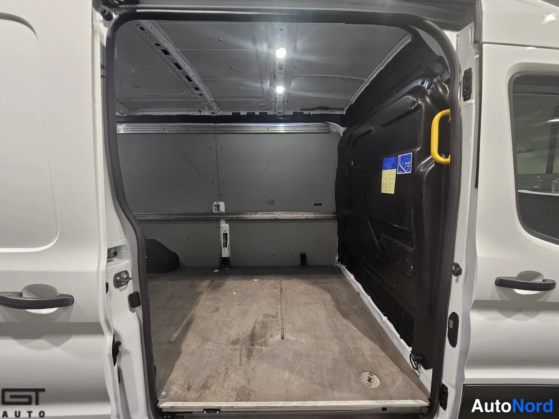 Valkoinen Ford Transit 2022, tavaratila, kuva 14