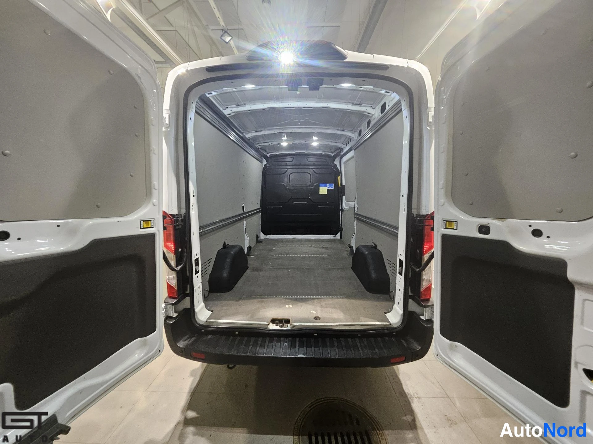 Valkoinen Ford Transit 2022, tavaratila, kuva 15