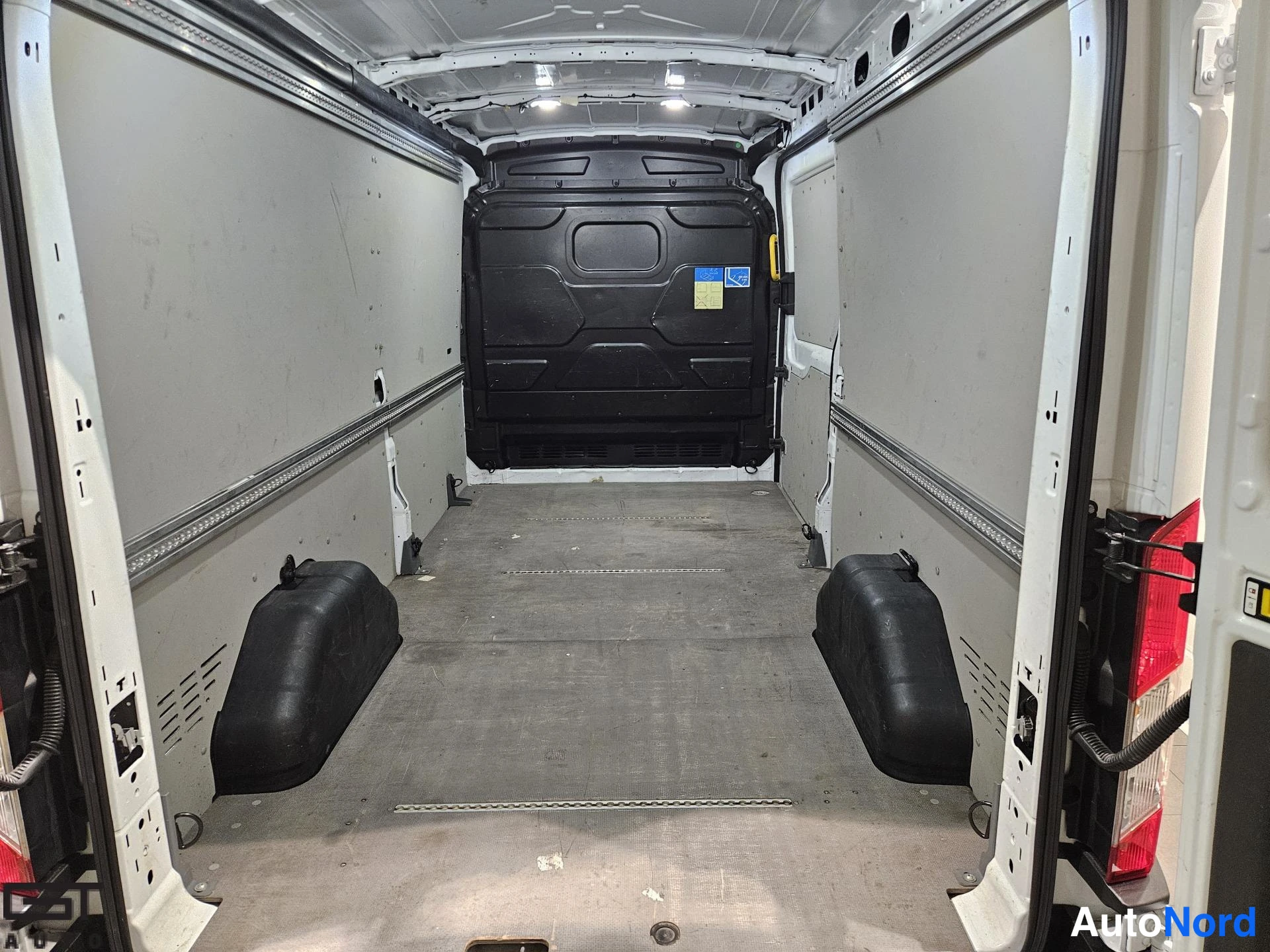 Valkoinen Ford Transit 2022, tavaratila, kuva 16