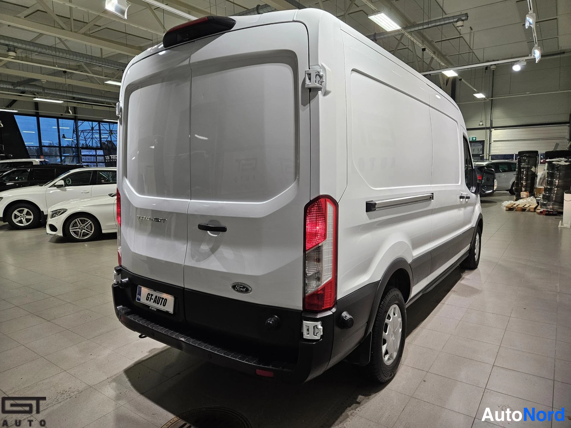 Valkoinen Ford Transit 2022, takaviisto, kuva 6