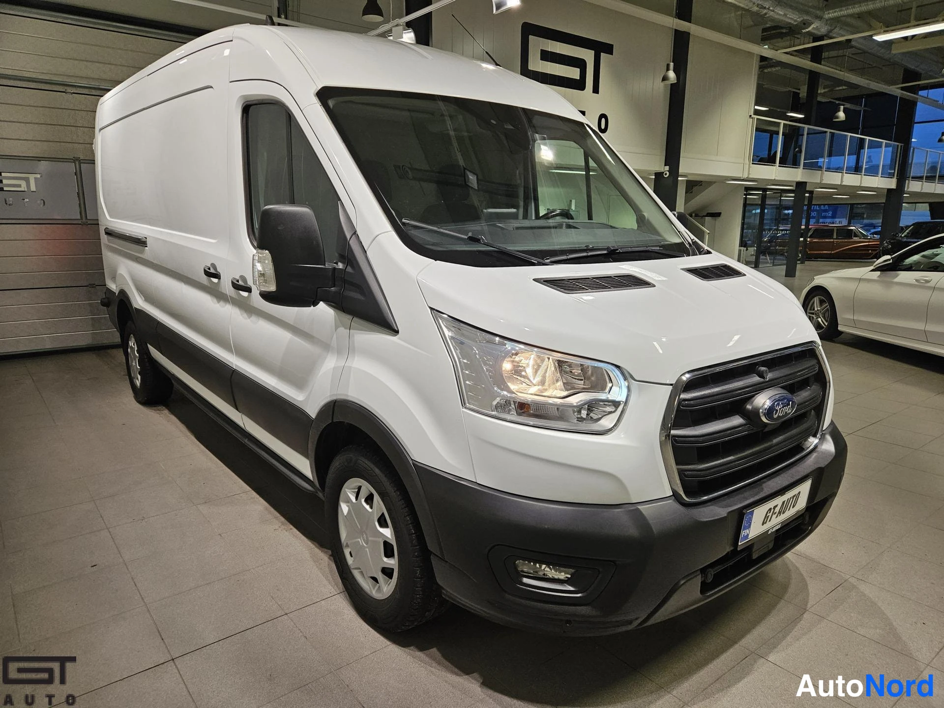 Valkoinen Ford Transit 2022, etuviisto, keula oikealle, kuva 3