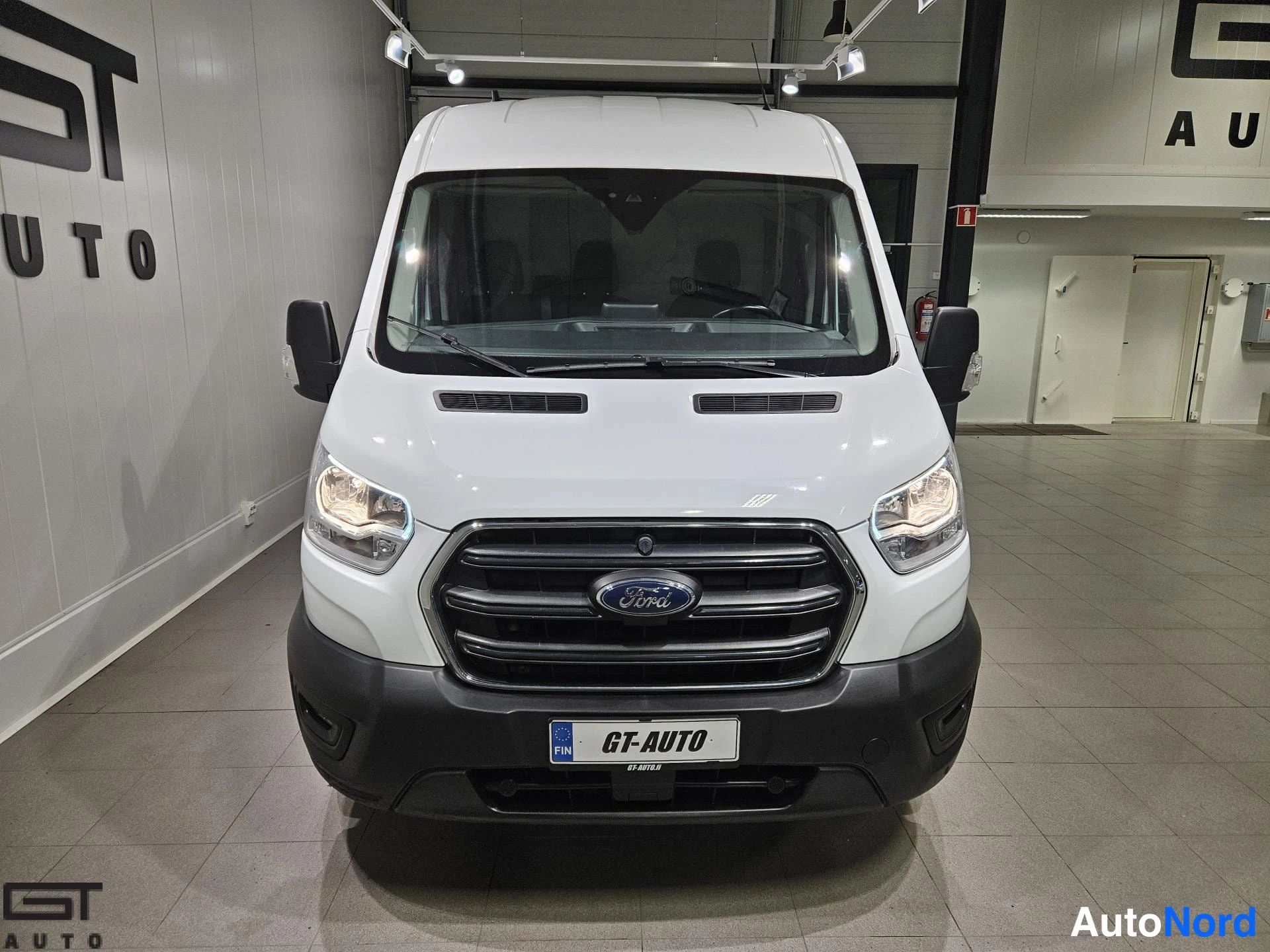 Valkoinen Ford Transit 2022, edestä, kuva 4