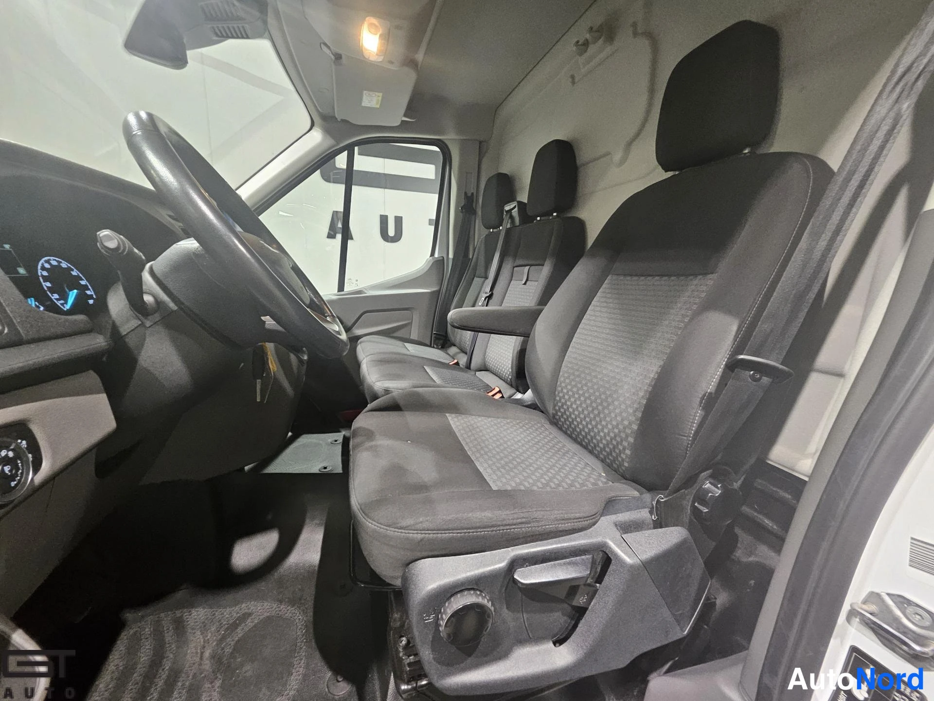 Valkoinen Ford Transit 2022, etuistuimet, kuva 11