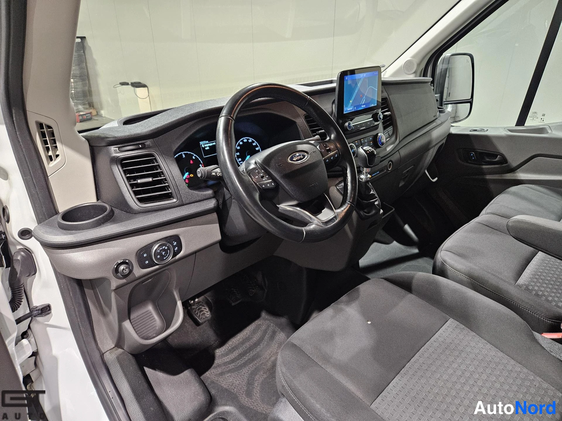 Valkoinen Ford Transit 2022, ohjaamo, kuva 7